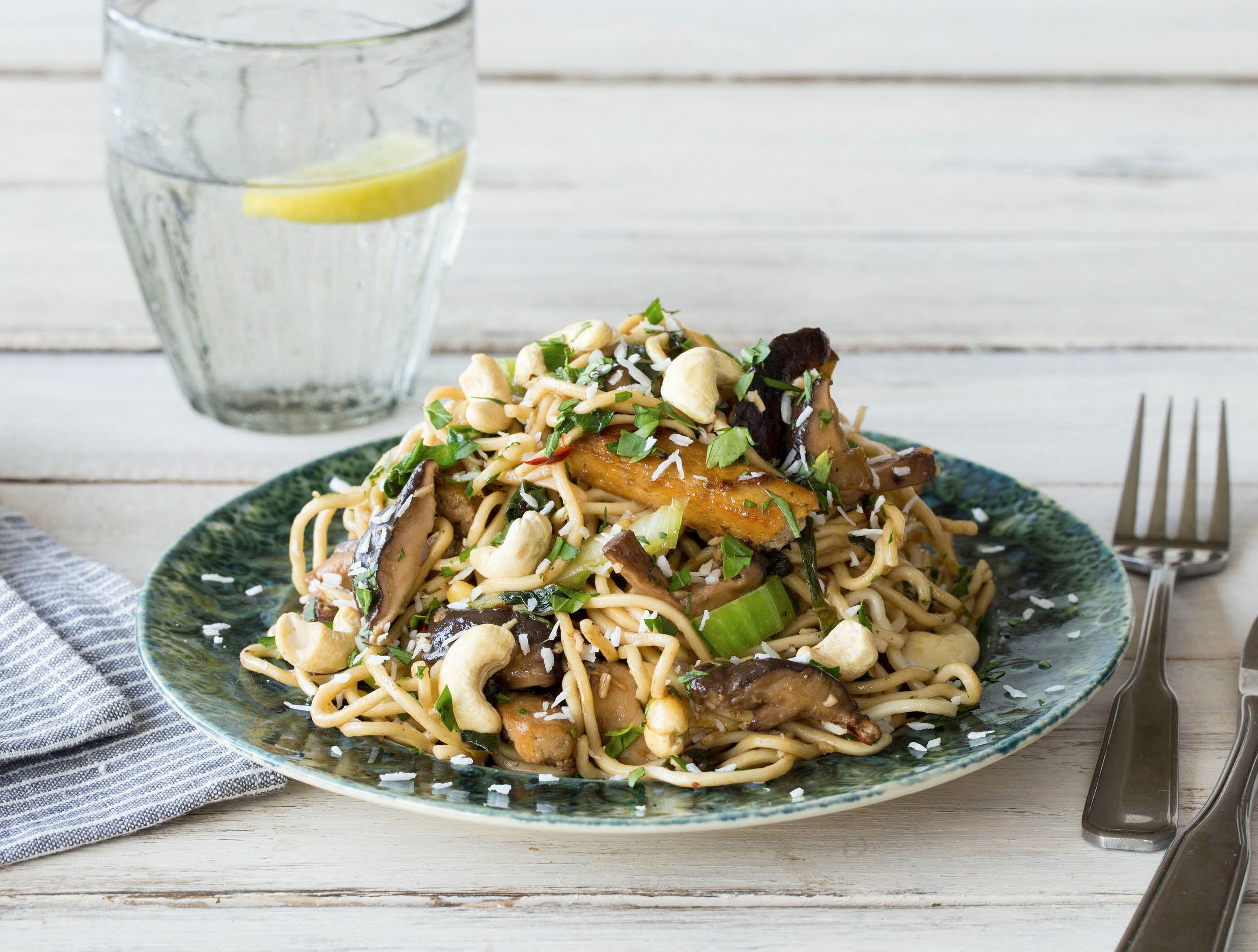 Noedels met shiitake, paksoi, cashewnoten en geraspte kokos