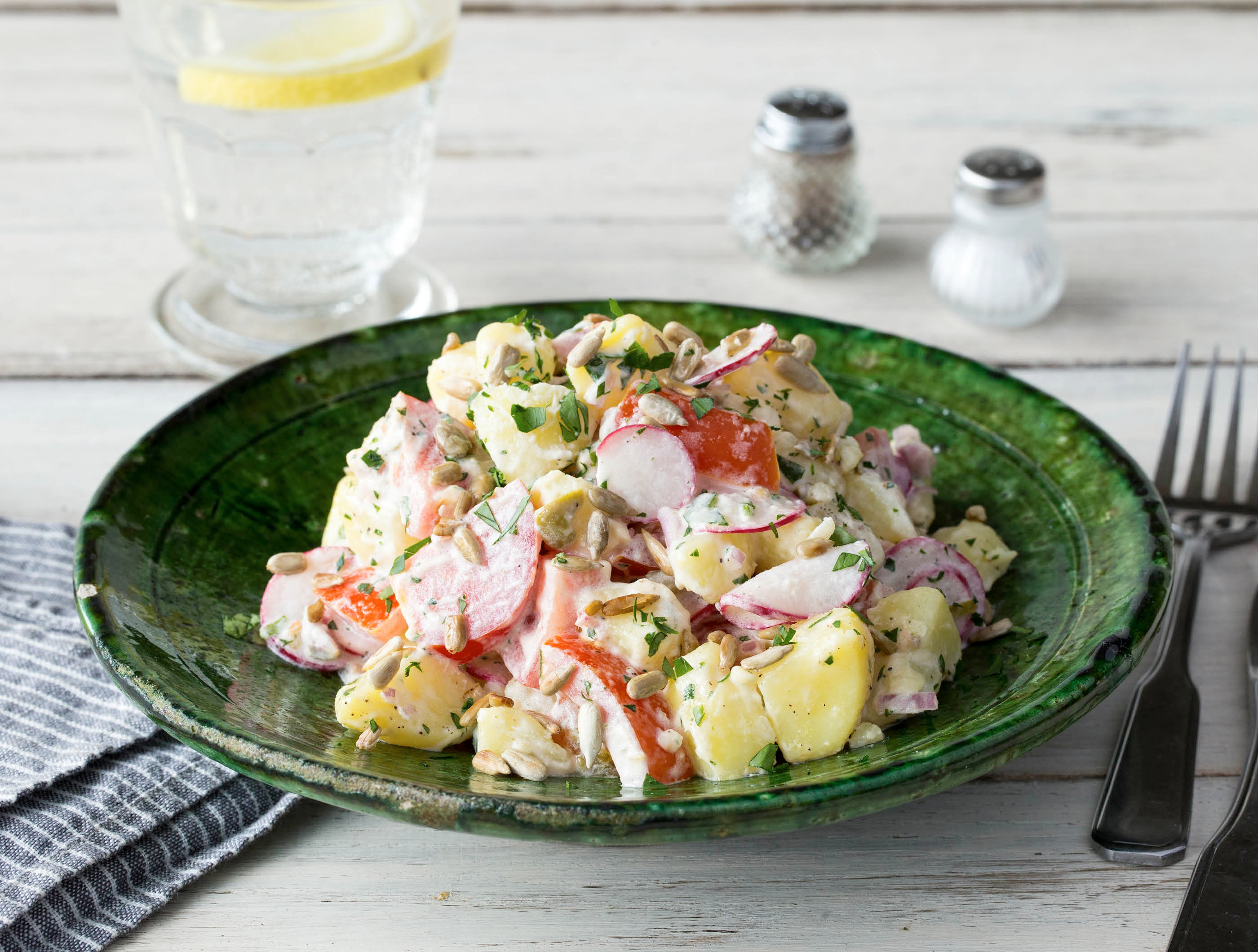 Aardappelen met olijvencrème, tomaten en radijs