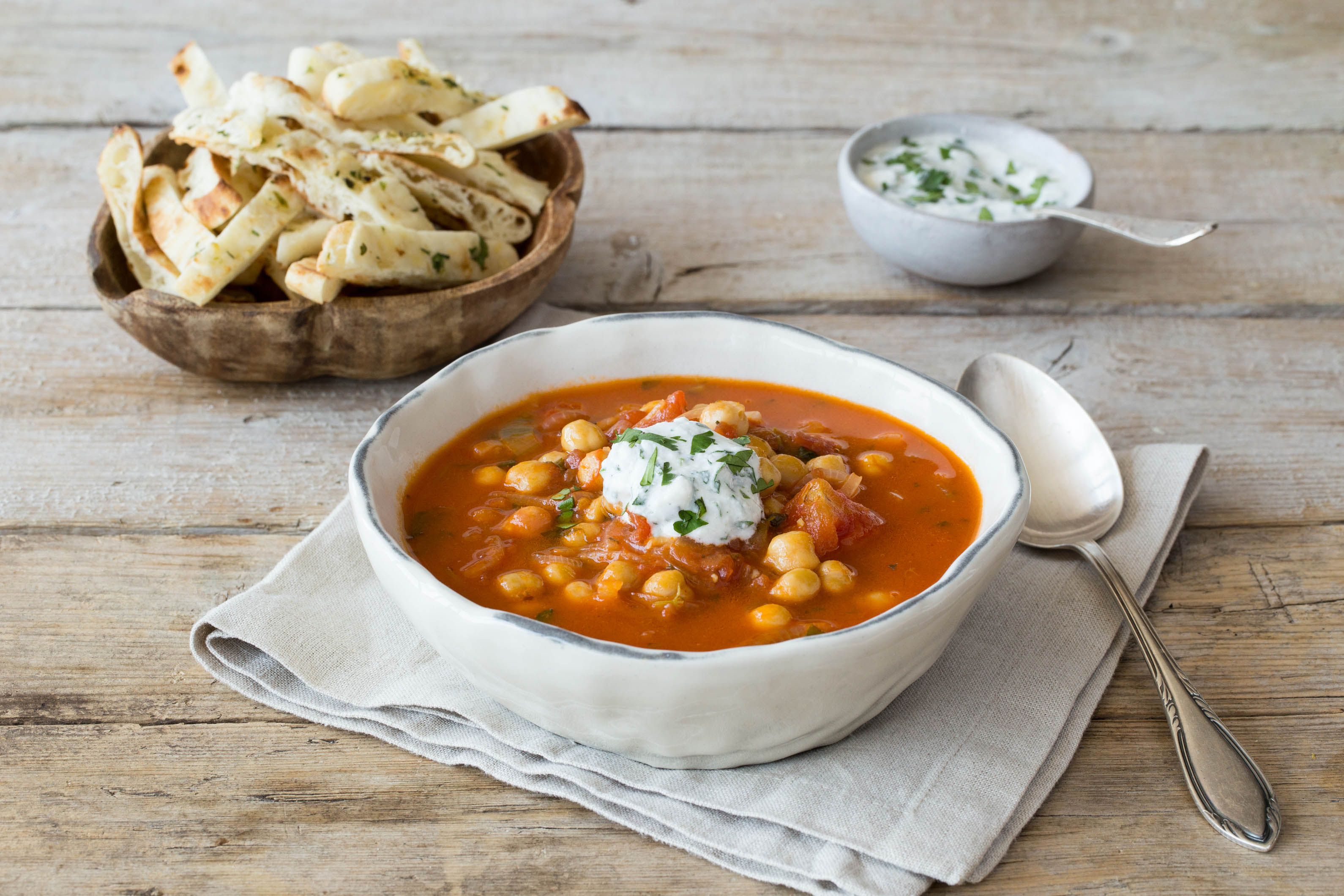 Orientalischer Tomaten-Kichererbsen-Eintopf mit Maggikraut,