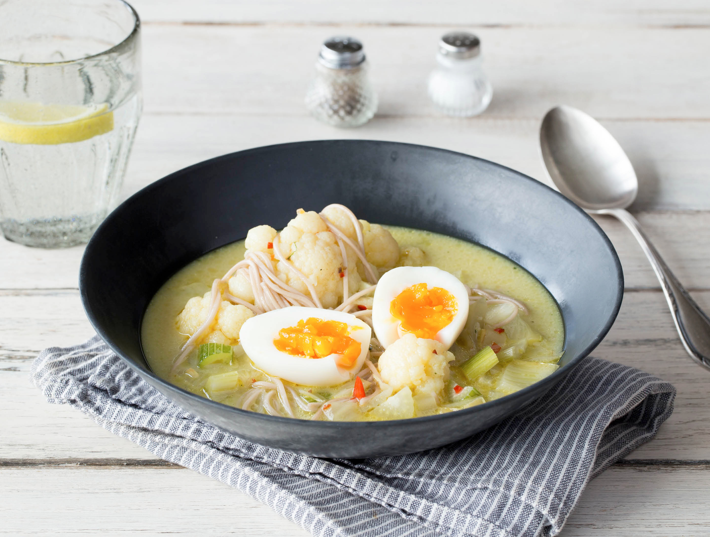 Oosterse noedelsoep met citroengras, venkel en ei