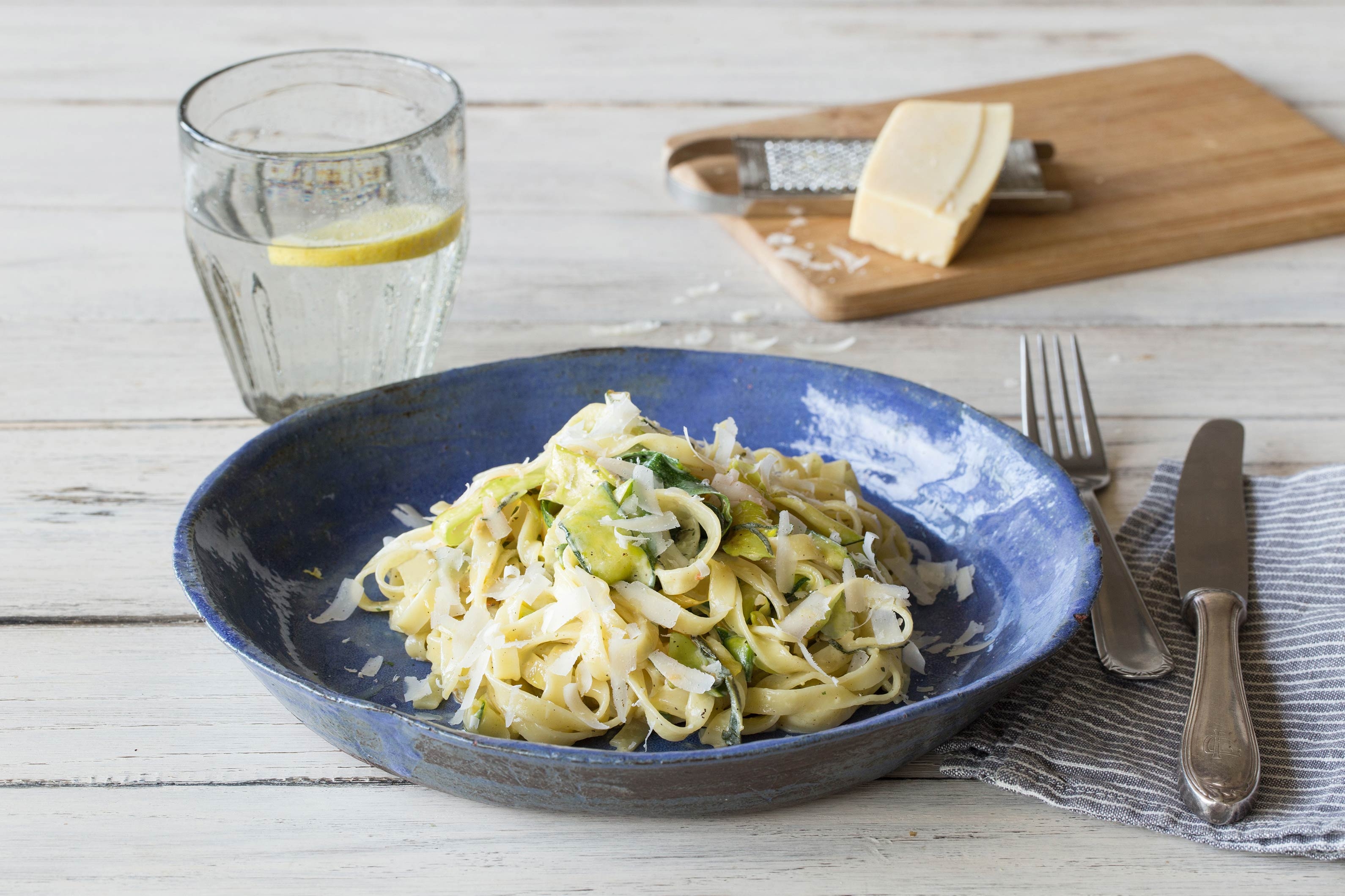 Sommerlich-frische Zucchini-Fettuccine-Pfanne