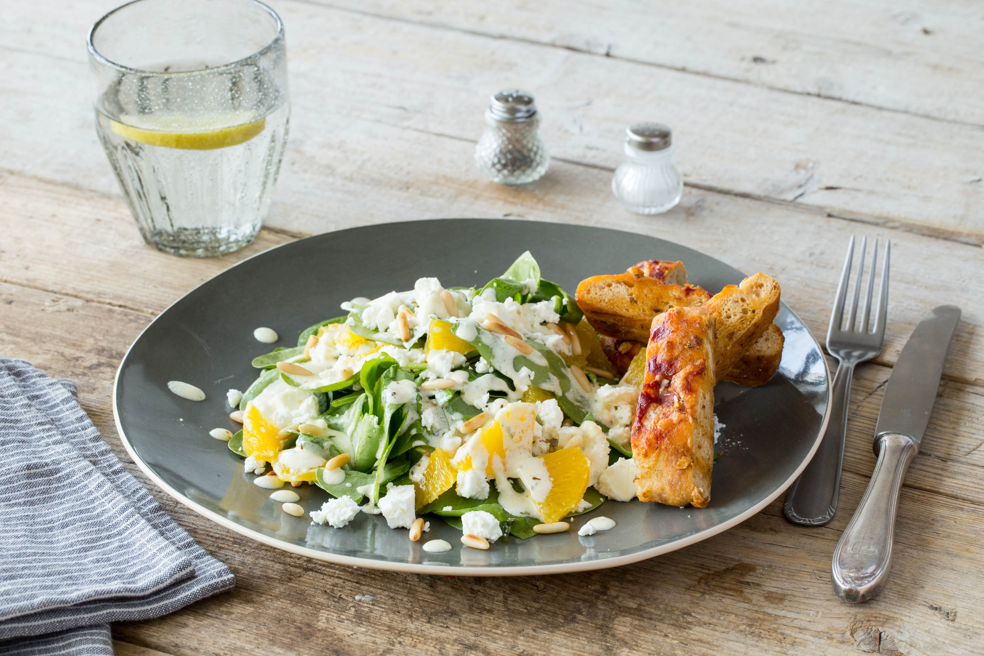 Süßlich-frischer Spinat-Orangen-Salat mit Joghurt-Senf-Dressing
