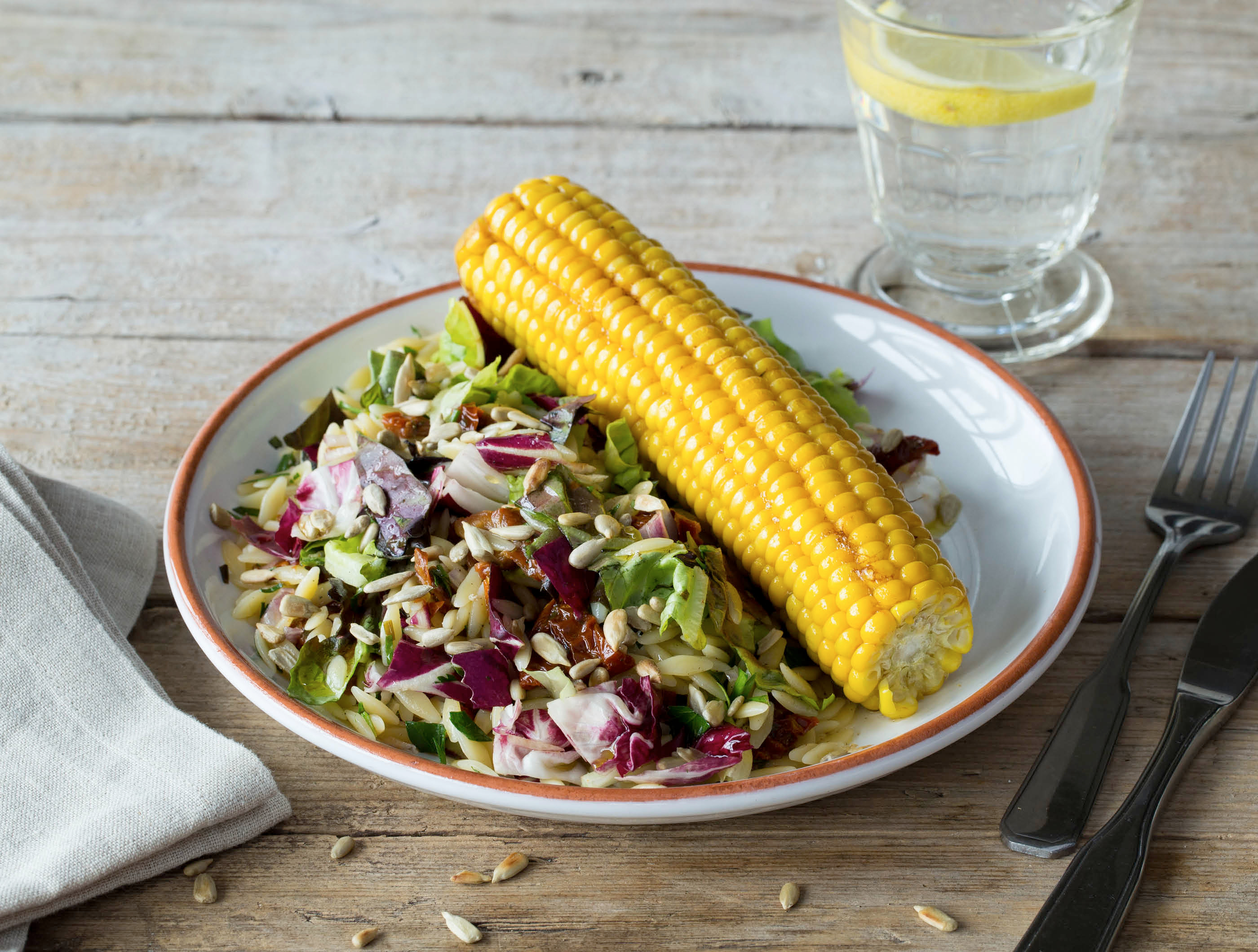 Orzosalade met radicchio en gebakken maïskolf