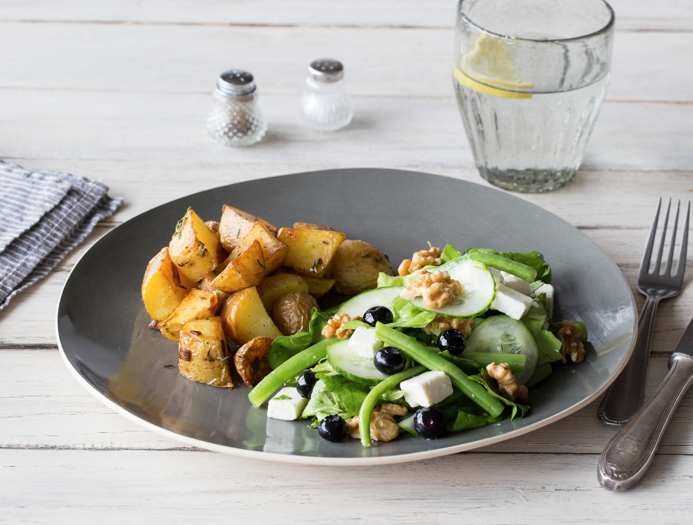 Aardappelen met tijm en salade van blauwe bessen en feta