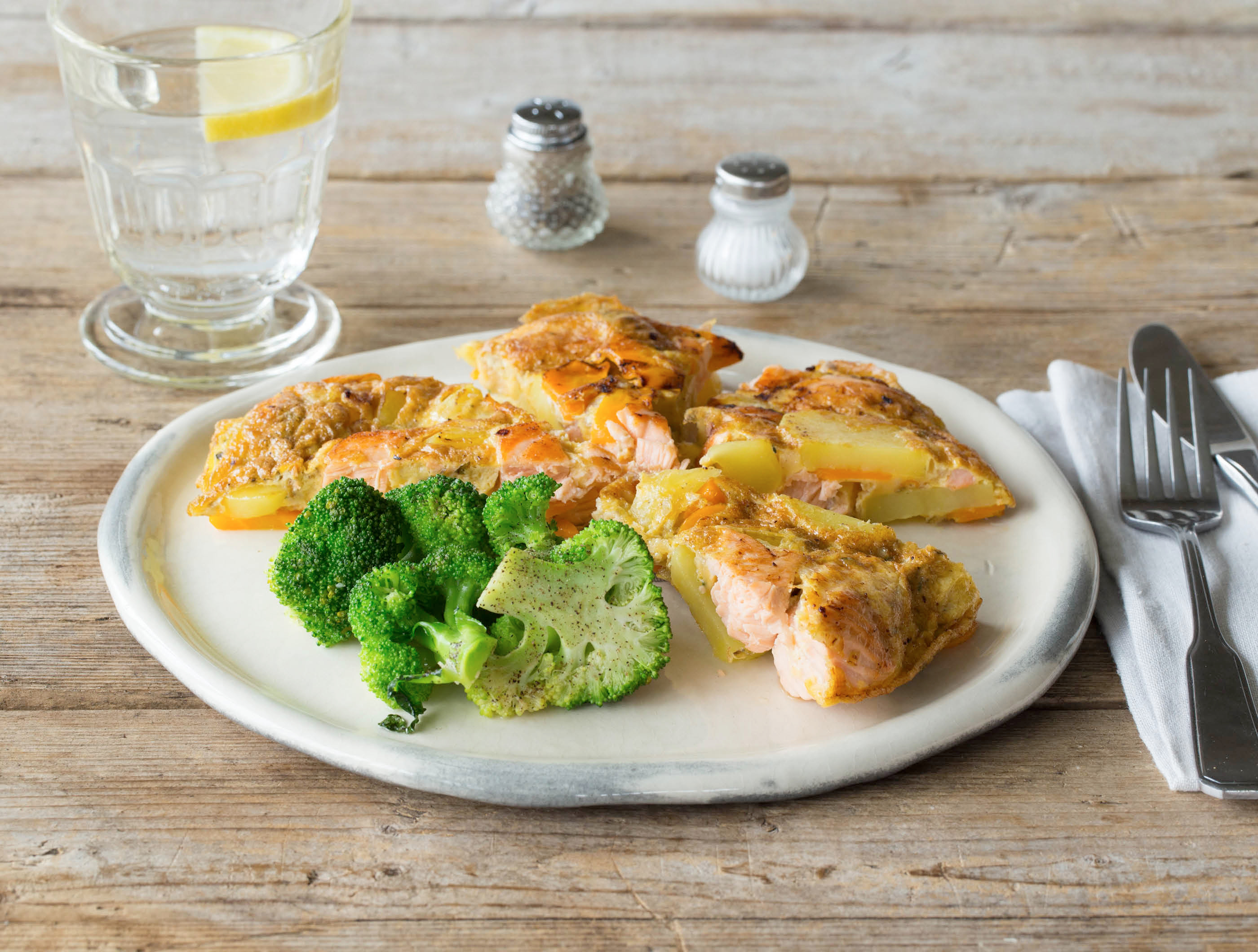 Zalmtortilla met verse tijm en broccoli