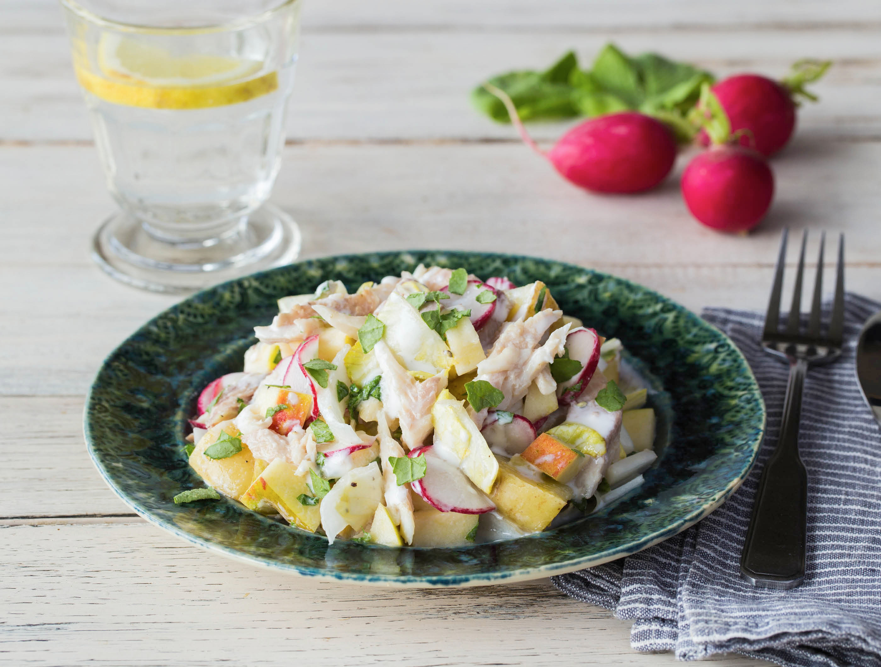 Gerookte forelsalade met witlof, zoete appel en krieltjes