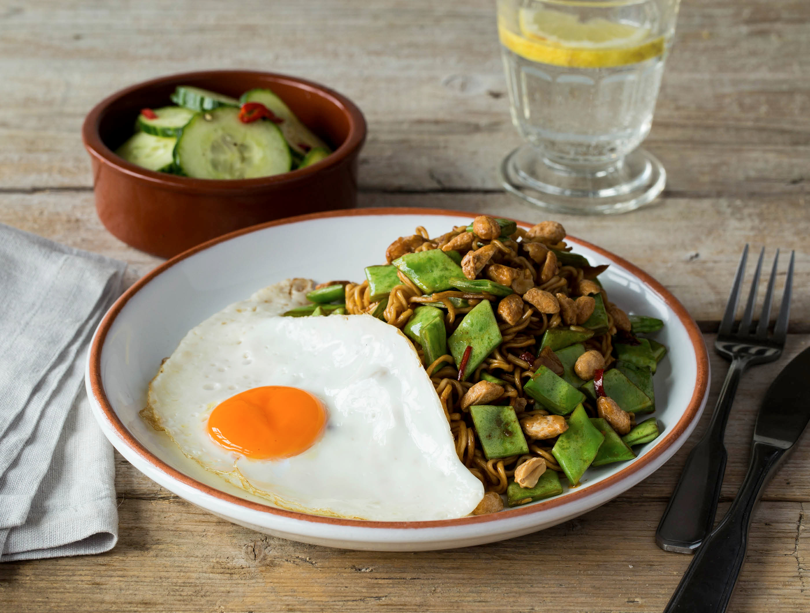 Gewokte noedels met snijbonen, honingpinda’s en ei