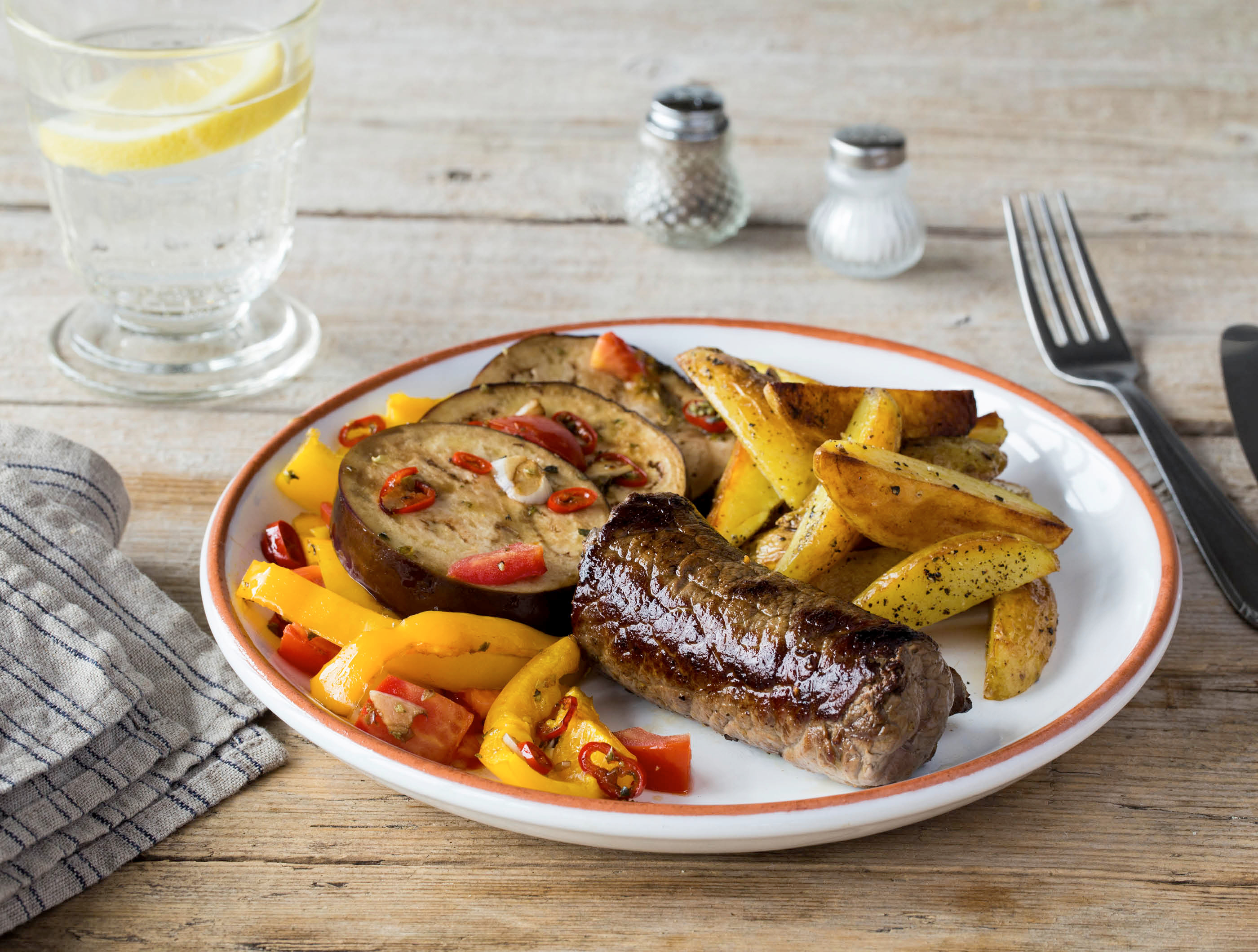Gevulde runderrolletjes met gebakken aardappelen en gegrilde groenten