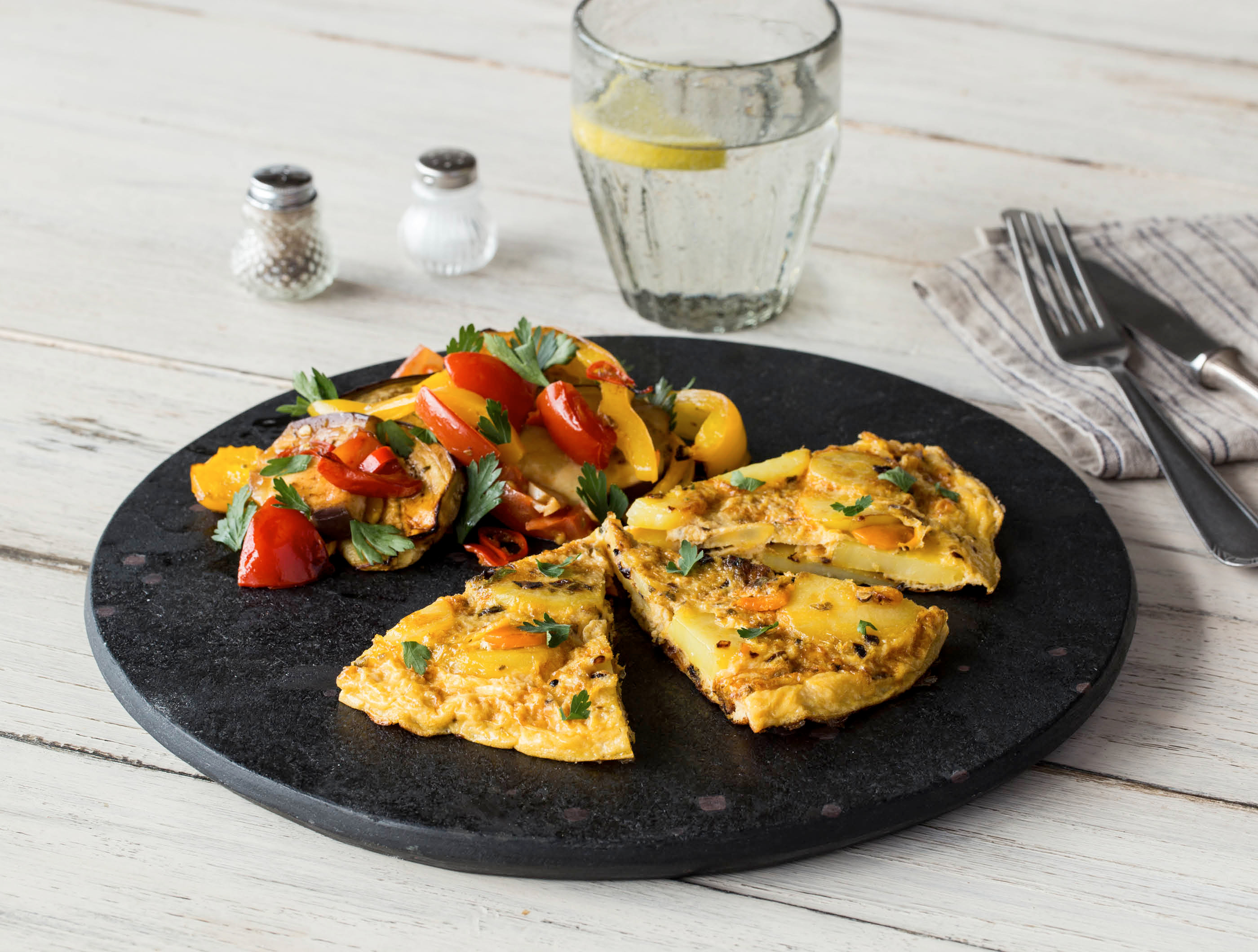 Aardappeltortilla met een salade van geroosterde groenten