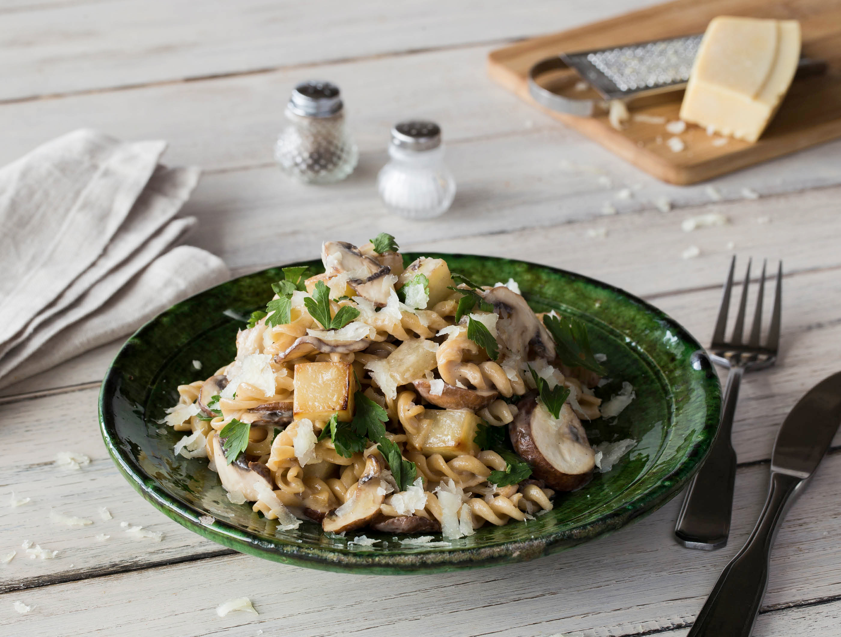 Fusilli met kastanjechampignons, koolrabi en verse peterselie