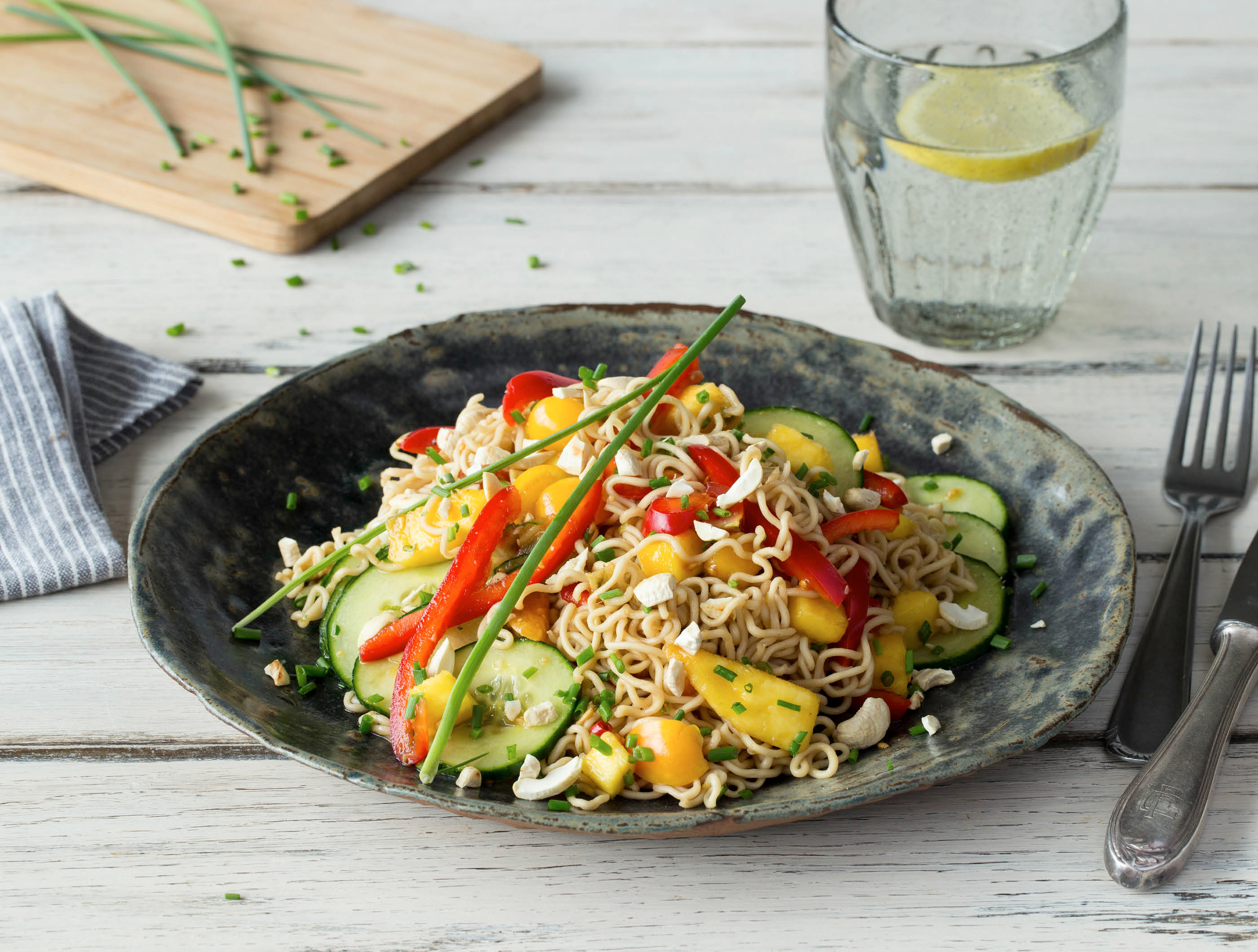 Oosterse noedelsalade met mango, groenten en cashewnoten