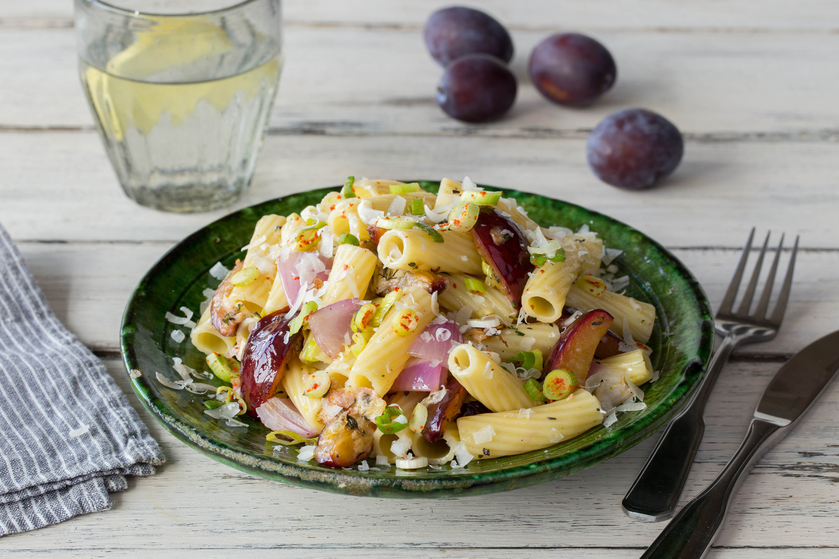 Scharfe Rigatoni-Pflaumen-Pfanne