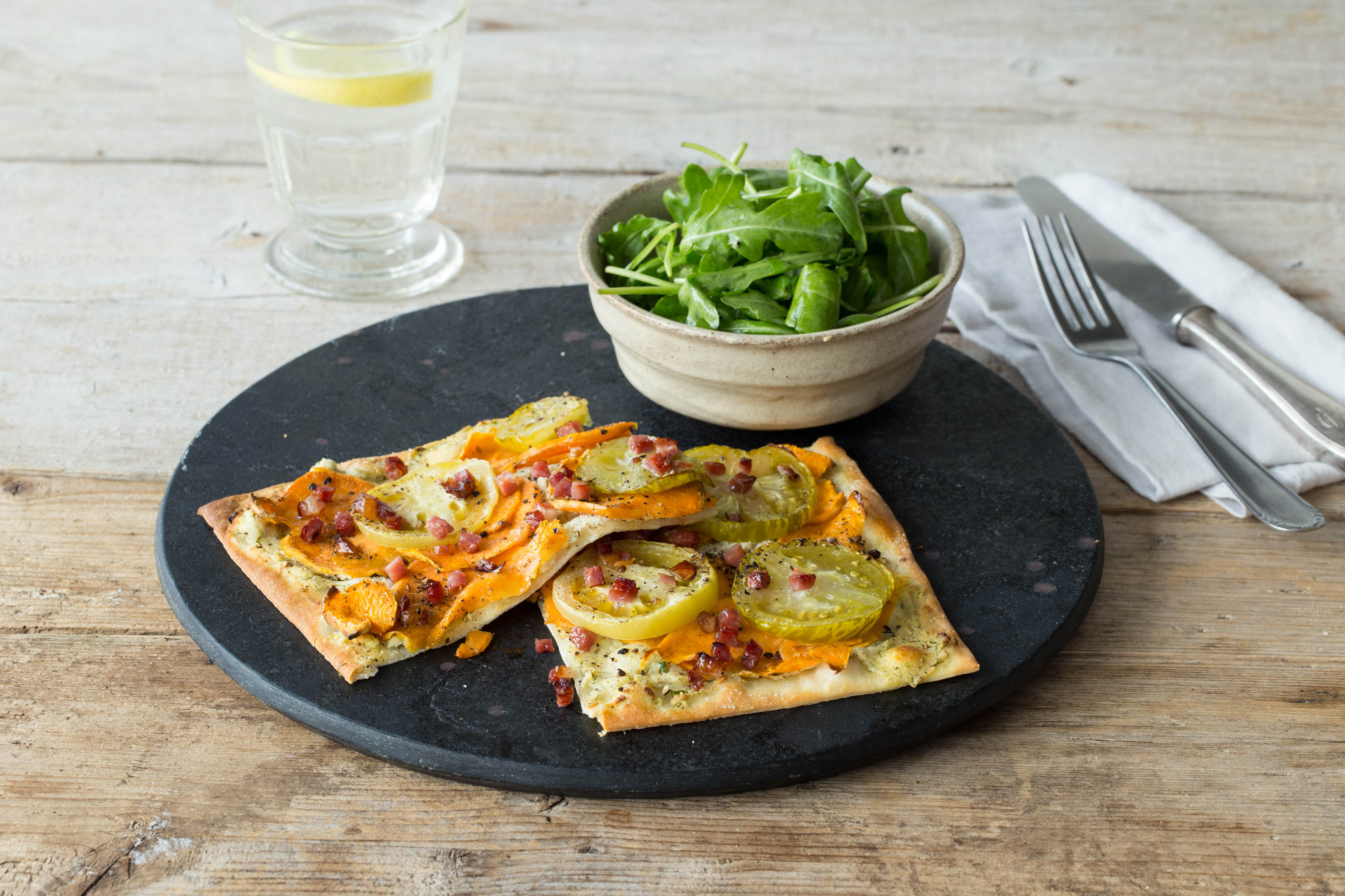 Köstlicher Flammkuchen mit grünen Tomaten
