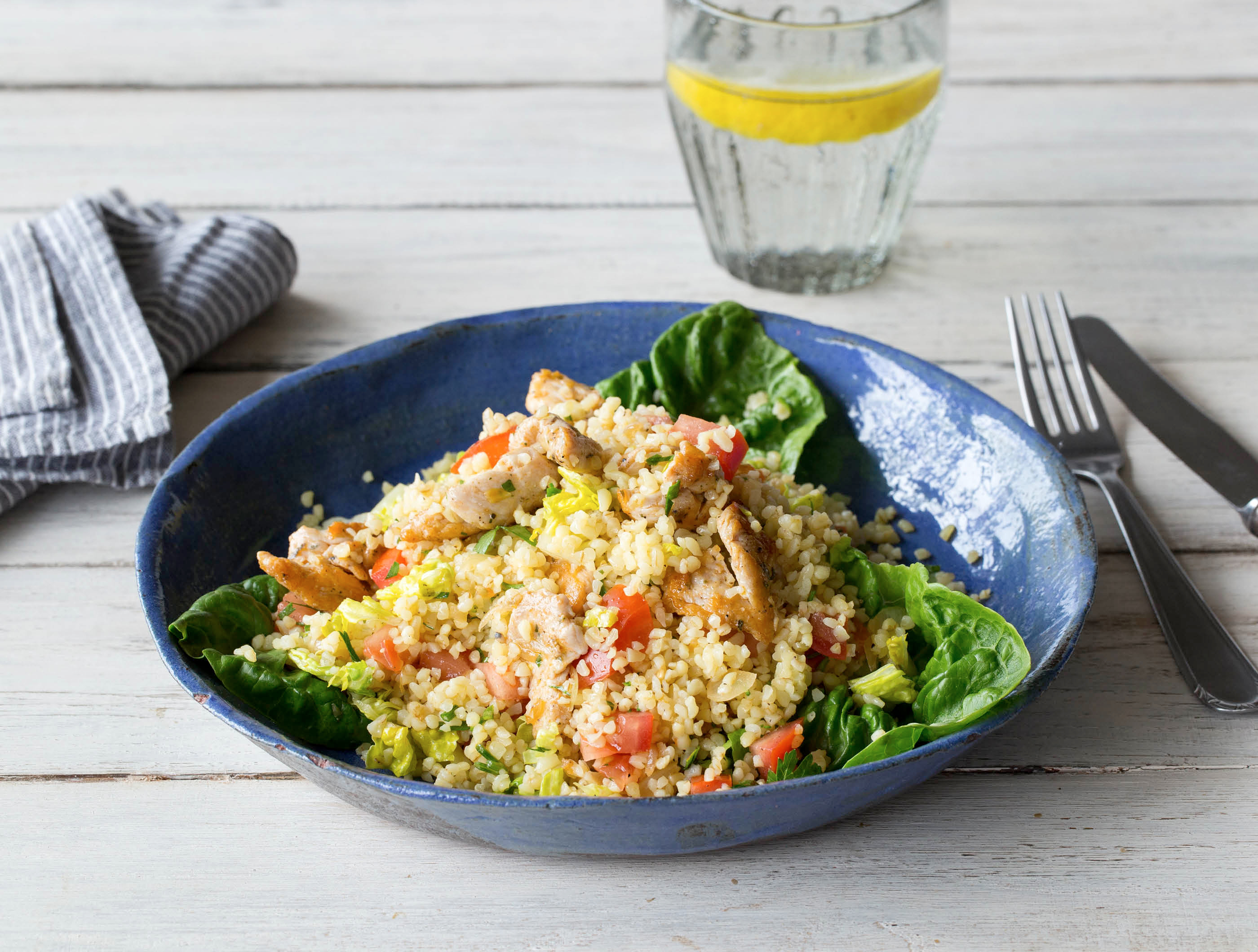 Kipgyros met kruidige tabouleh en little gem