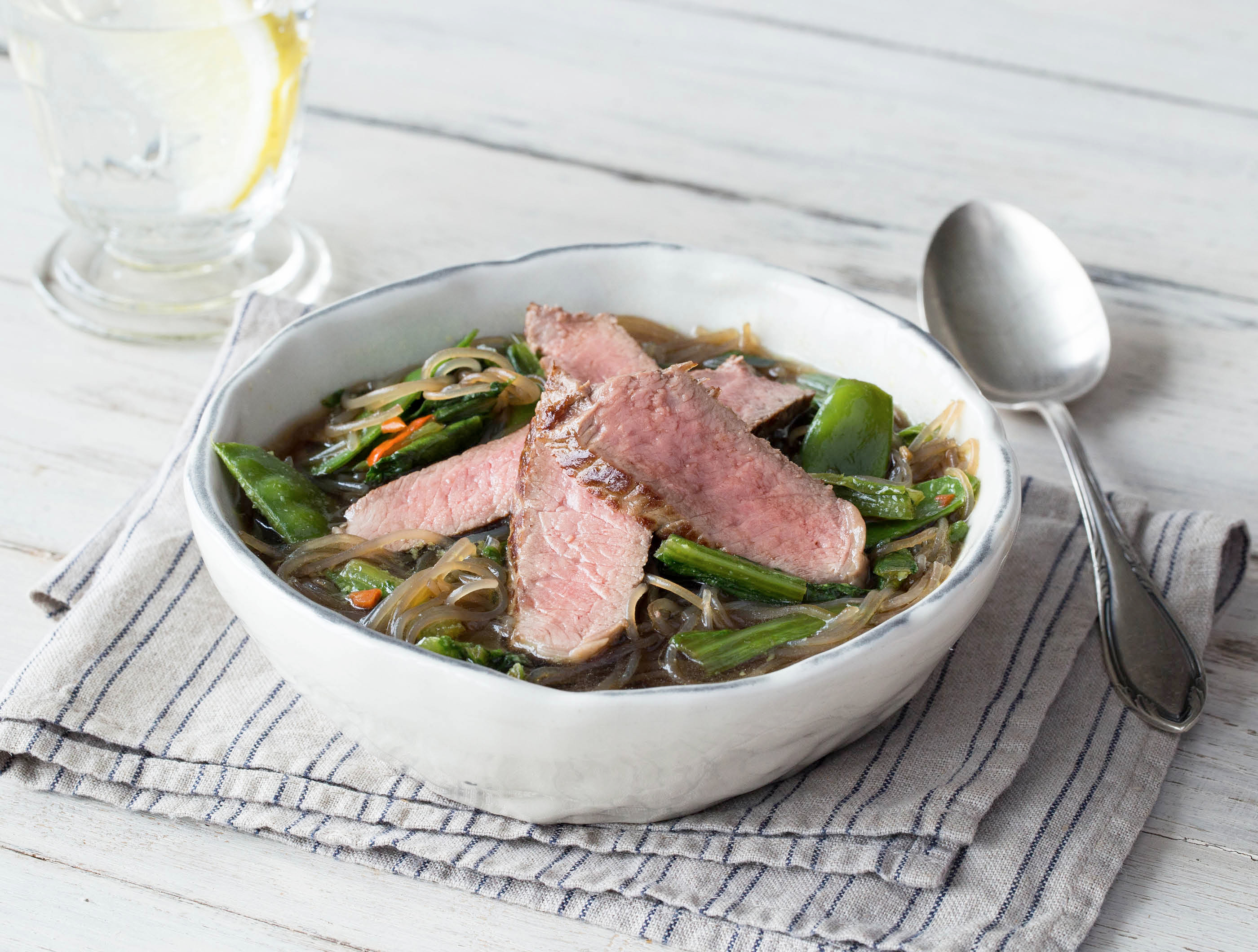 Oosterse soep met biefstuk, sugarsnaps en choisam