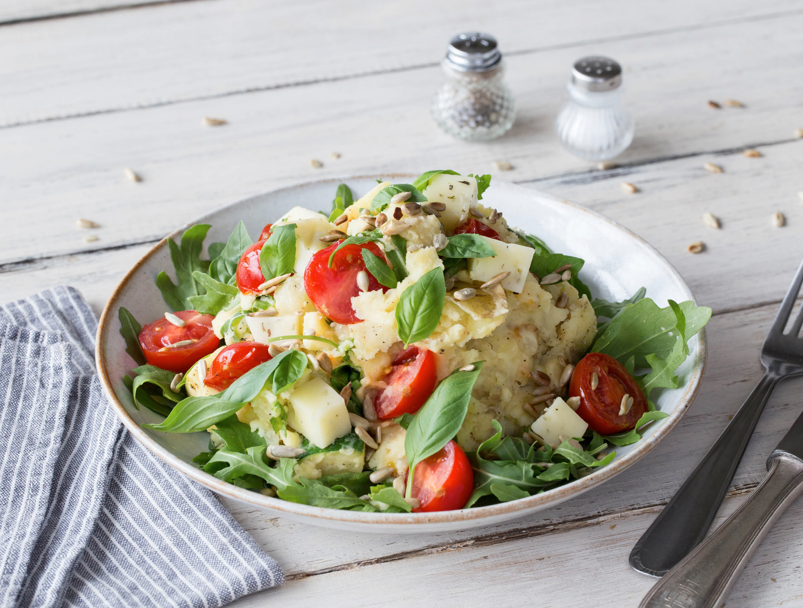 Rucolastamppot met courgette, tomaat kruidenkaas