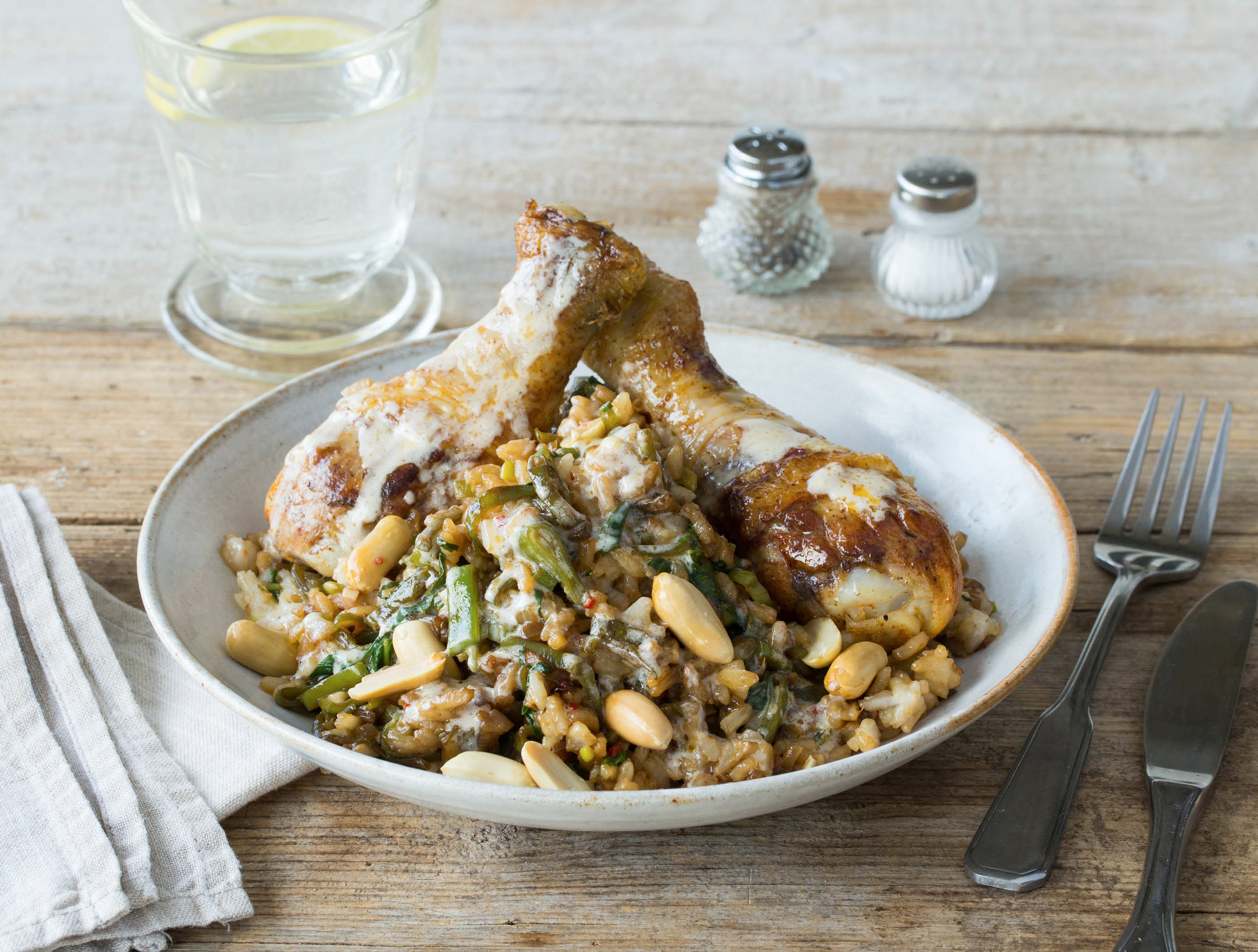 Kipdrumsticks met rijst, paksoi en pinda’s