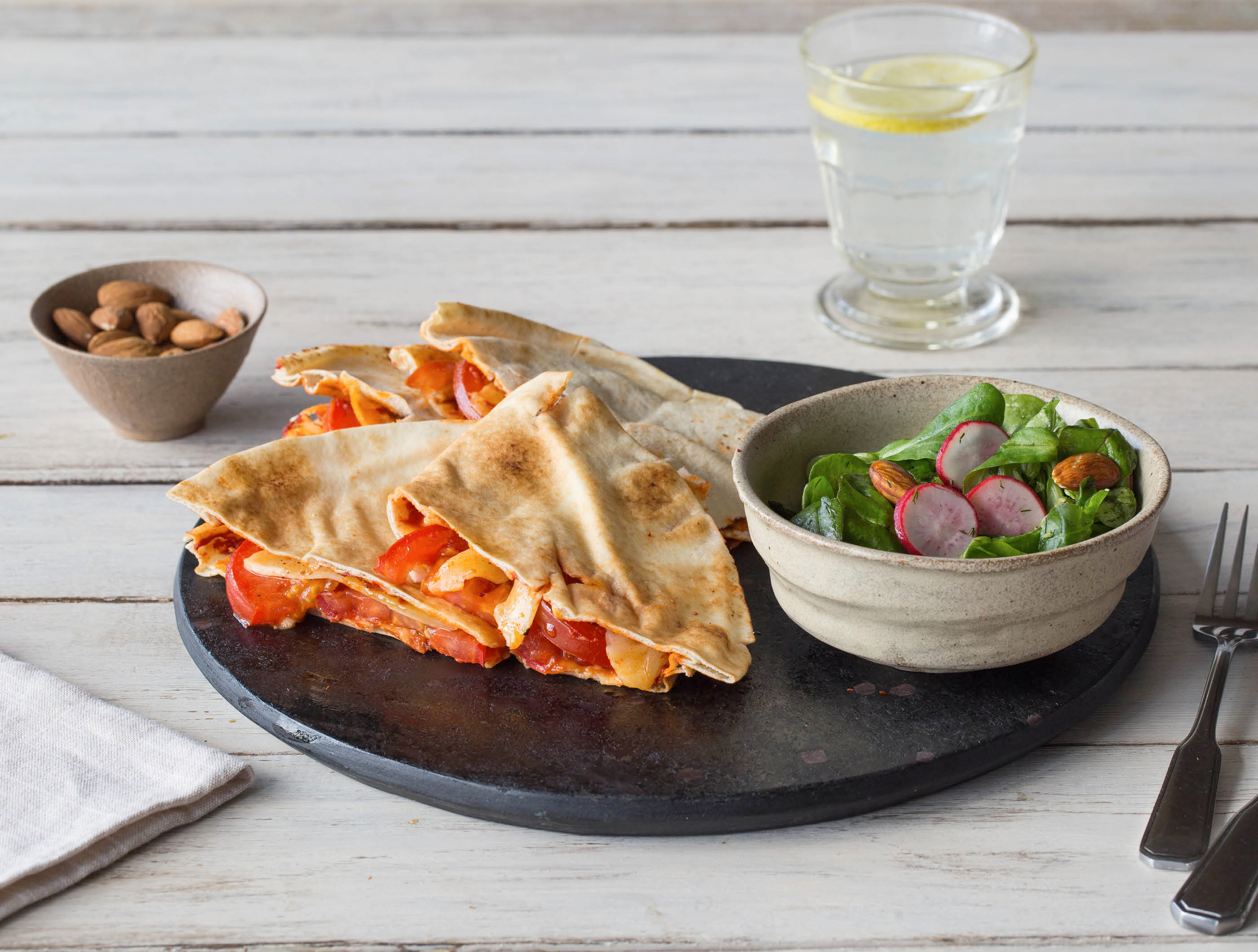 Quesadilla van platbrood met tomaat en gruyère