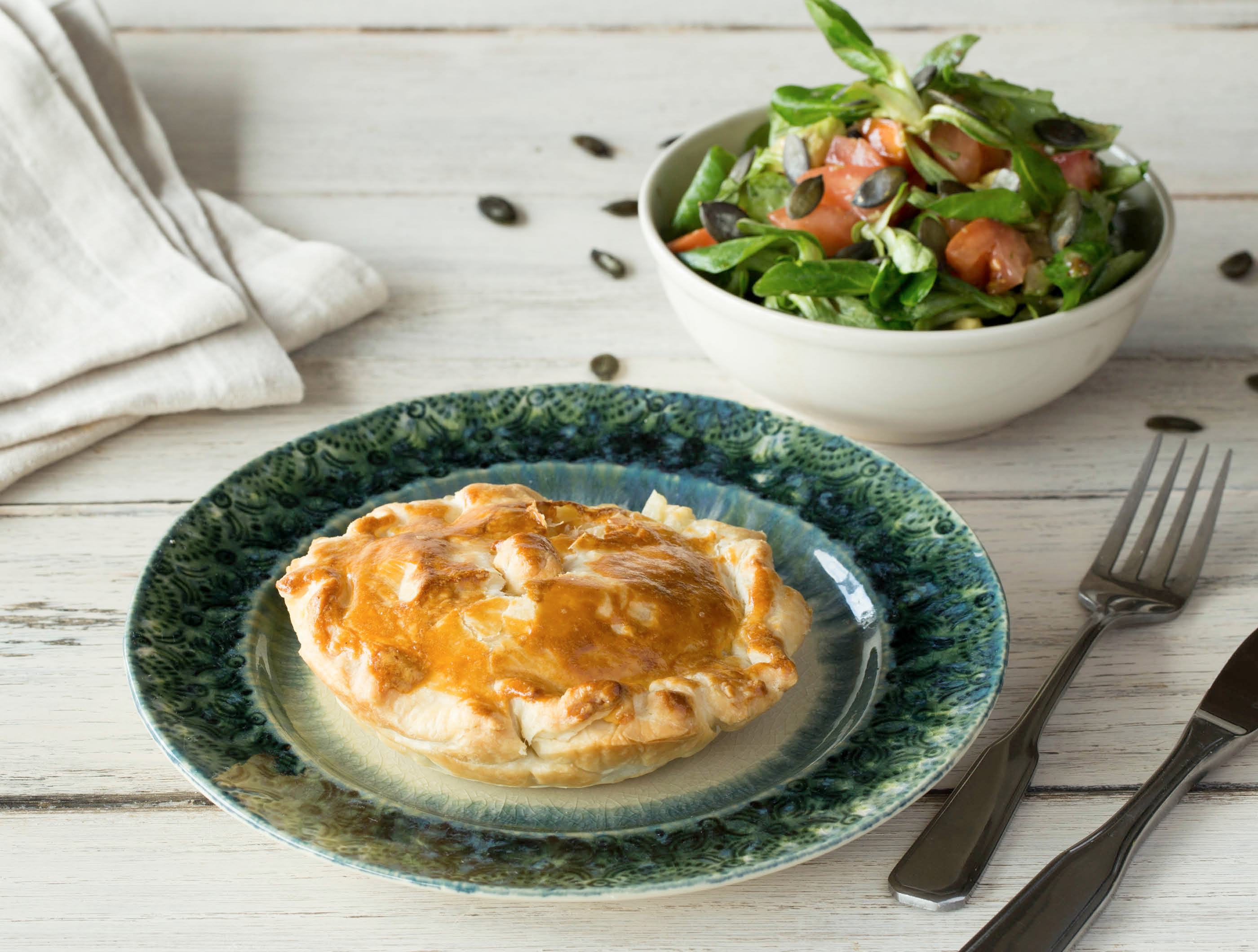 Spinazie-fetapastei met een salade van avocado en tomaat