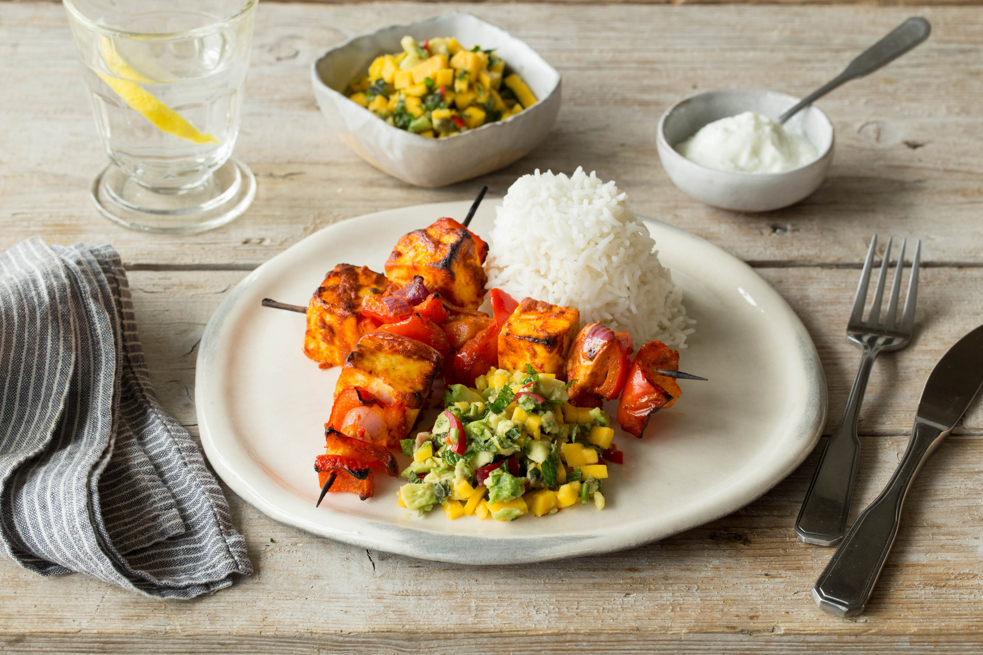 Indische Tandoori-Käse-Spieße mit Basmatireis