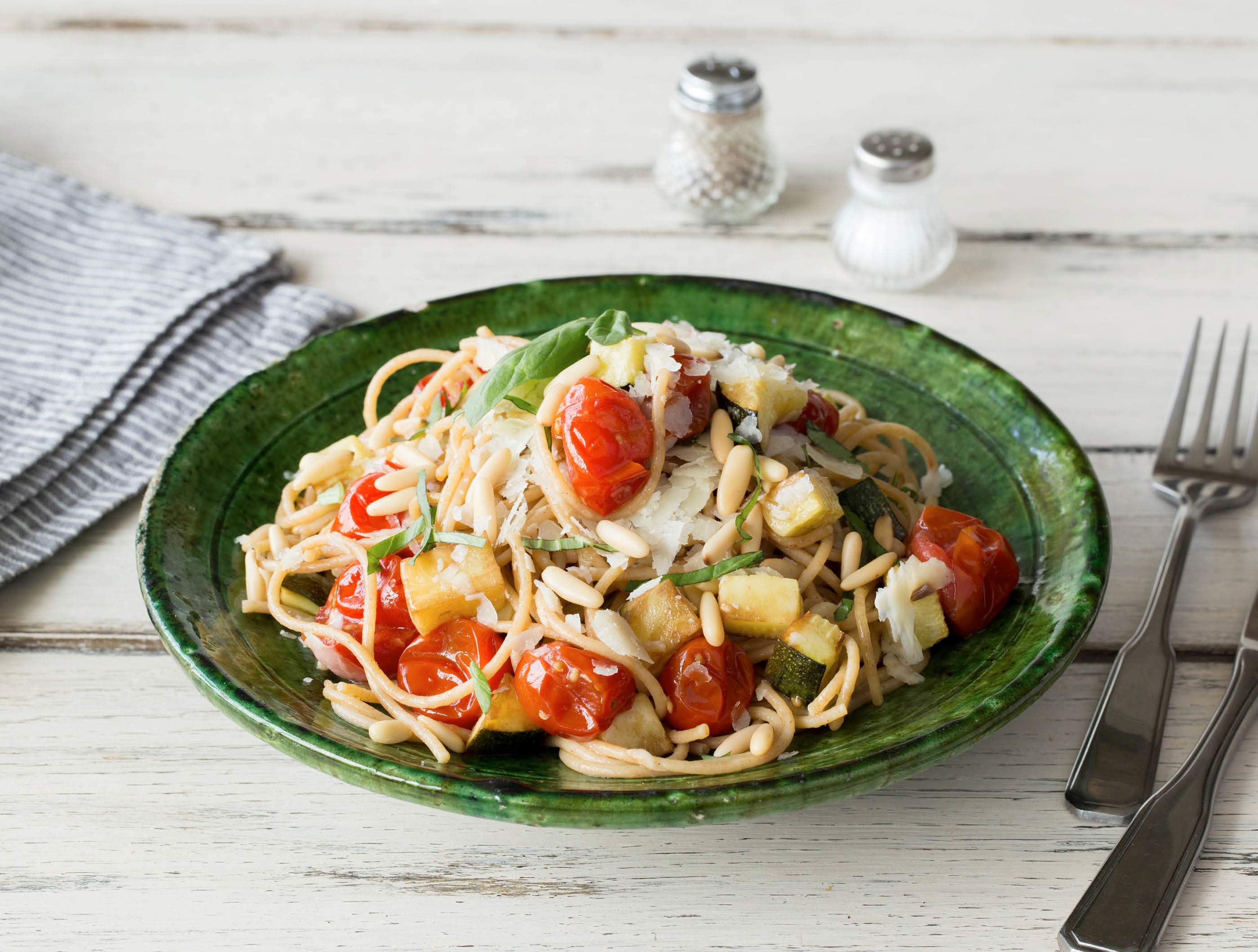 Spaghetti aglio olio met grana padano en romatrostomaten