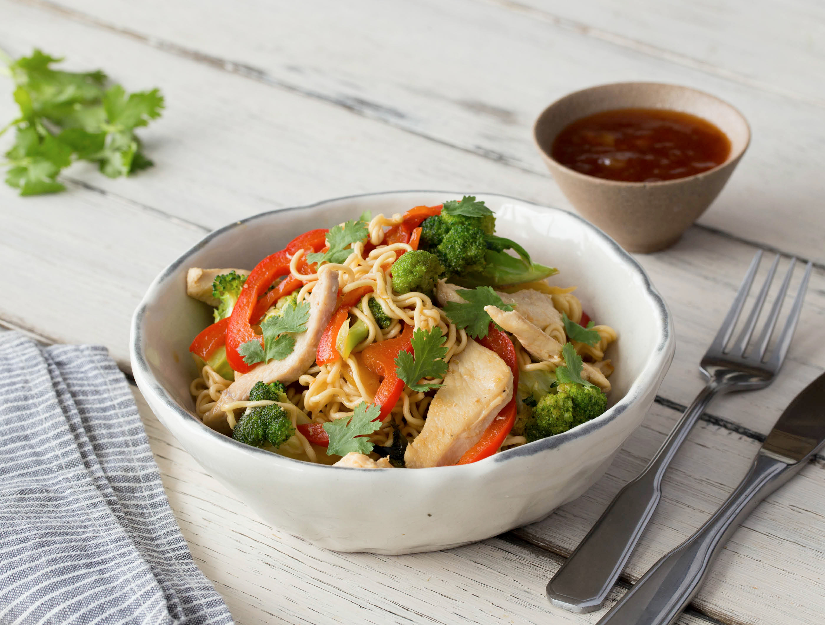 Noedels met kip, broccoli en rode paprika