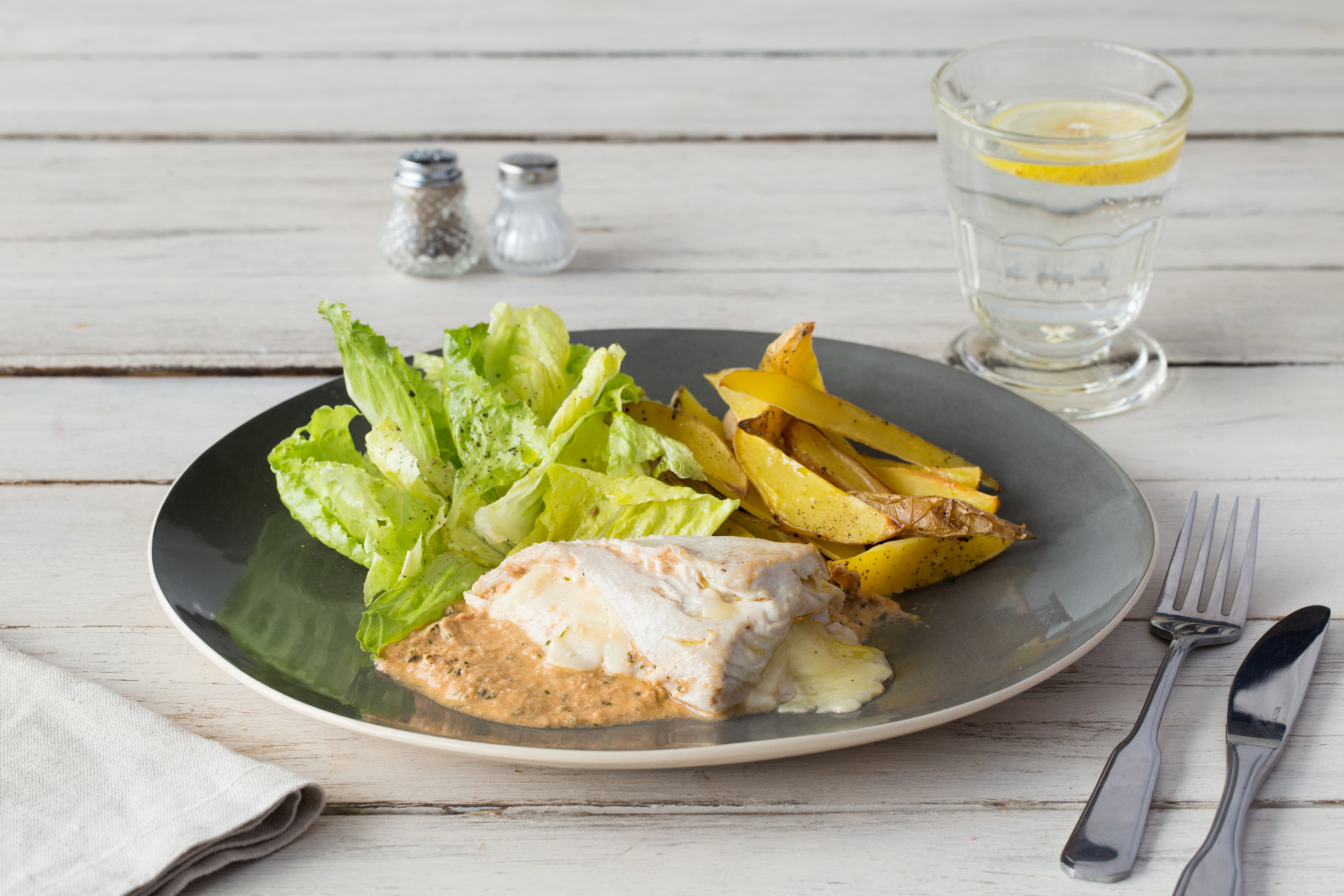 Deftig gefüllte Putenbrust mit leckerer Tomatensoße