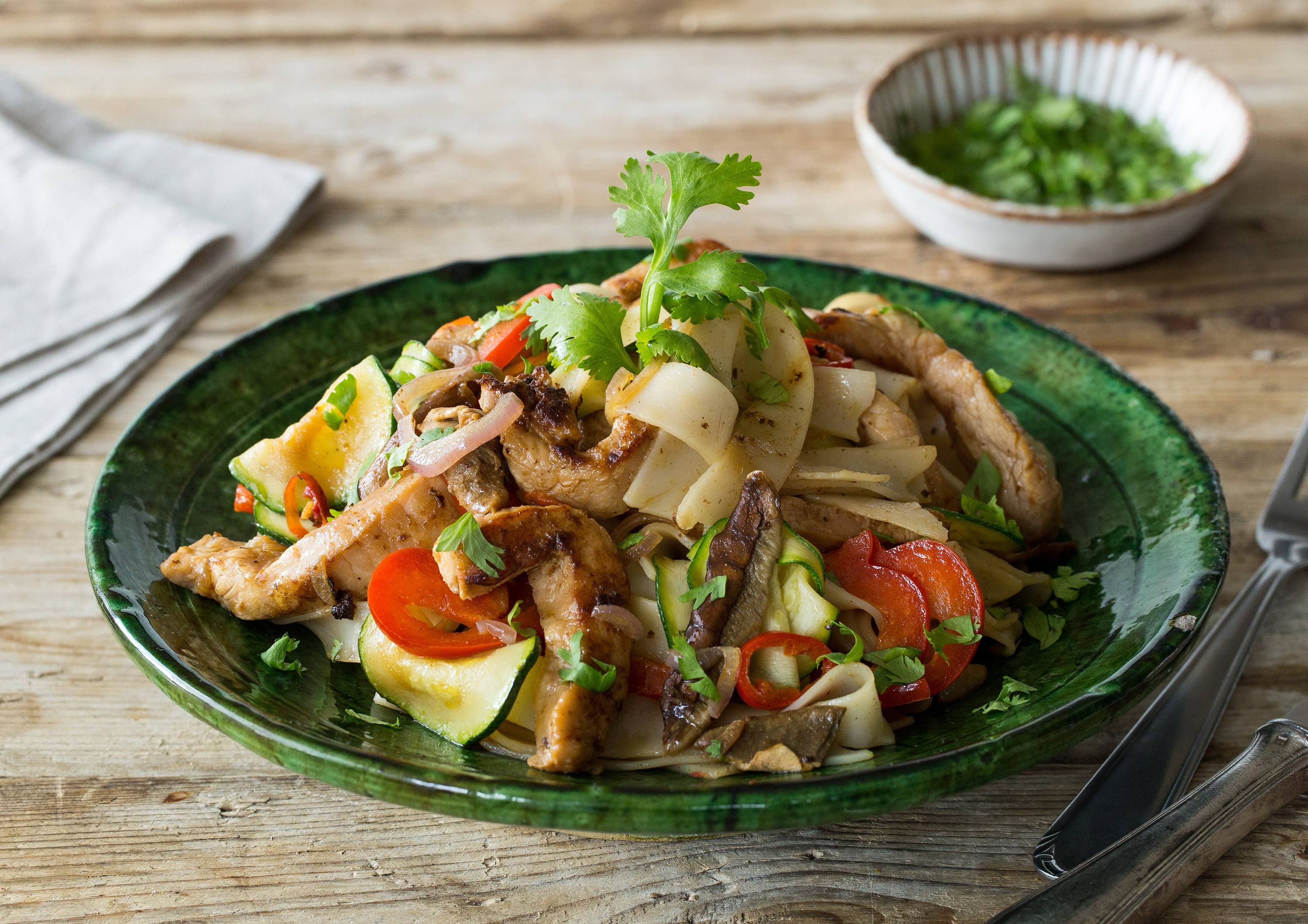 Thai-Street-Nudelpfanne mit marinierten Hähnchenstreifen