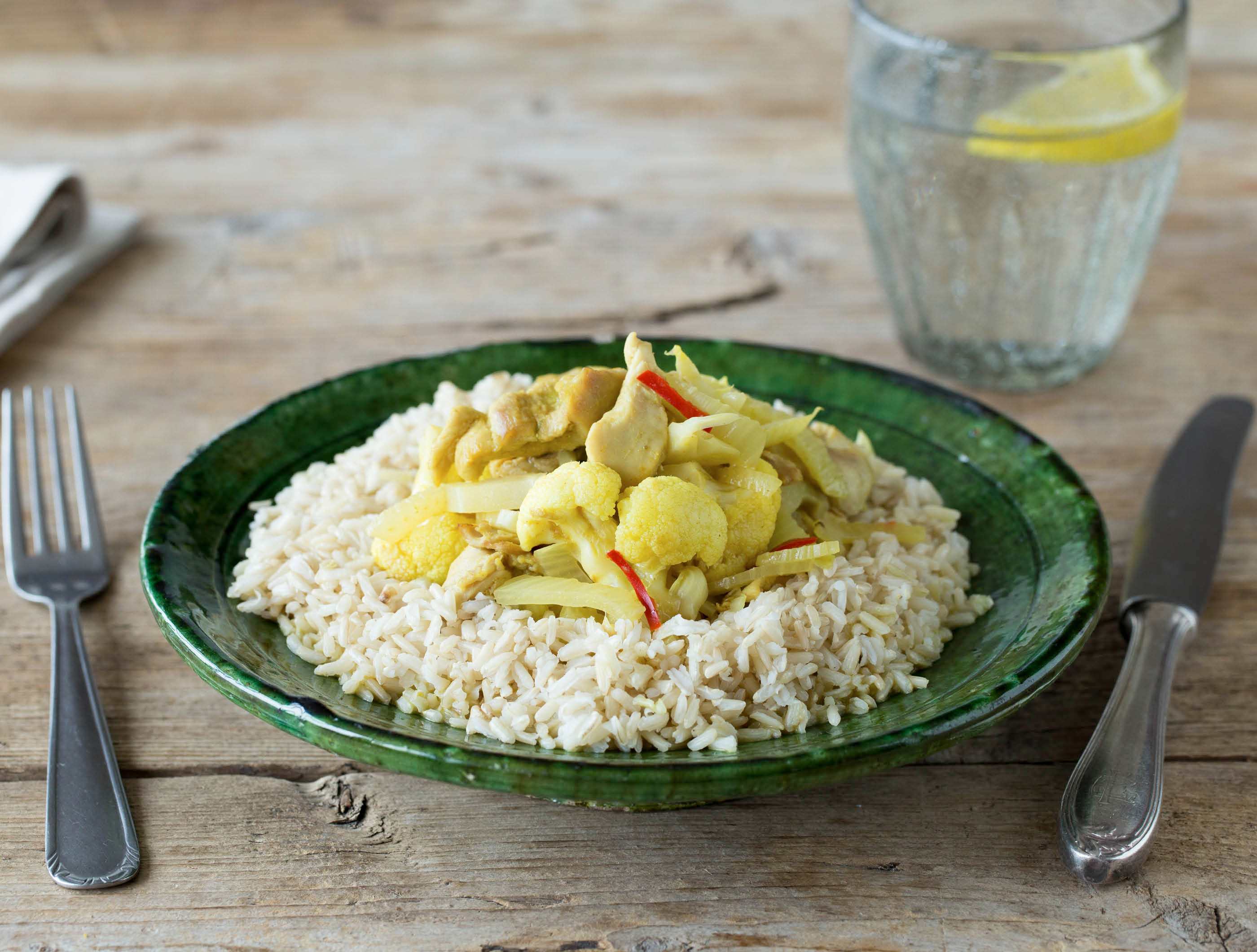 Gele curry met kip, bloemkool en zilvervliesrijst