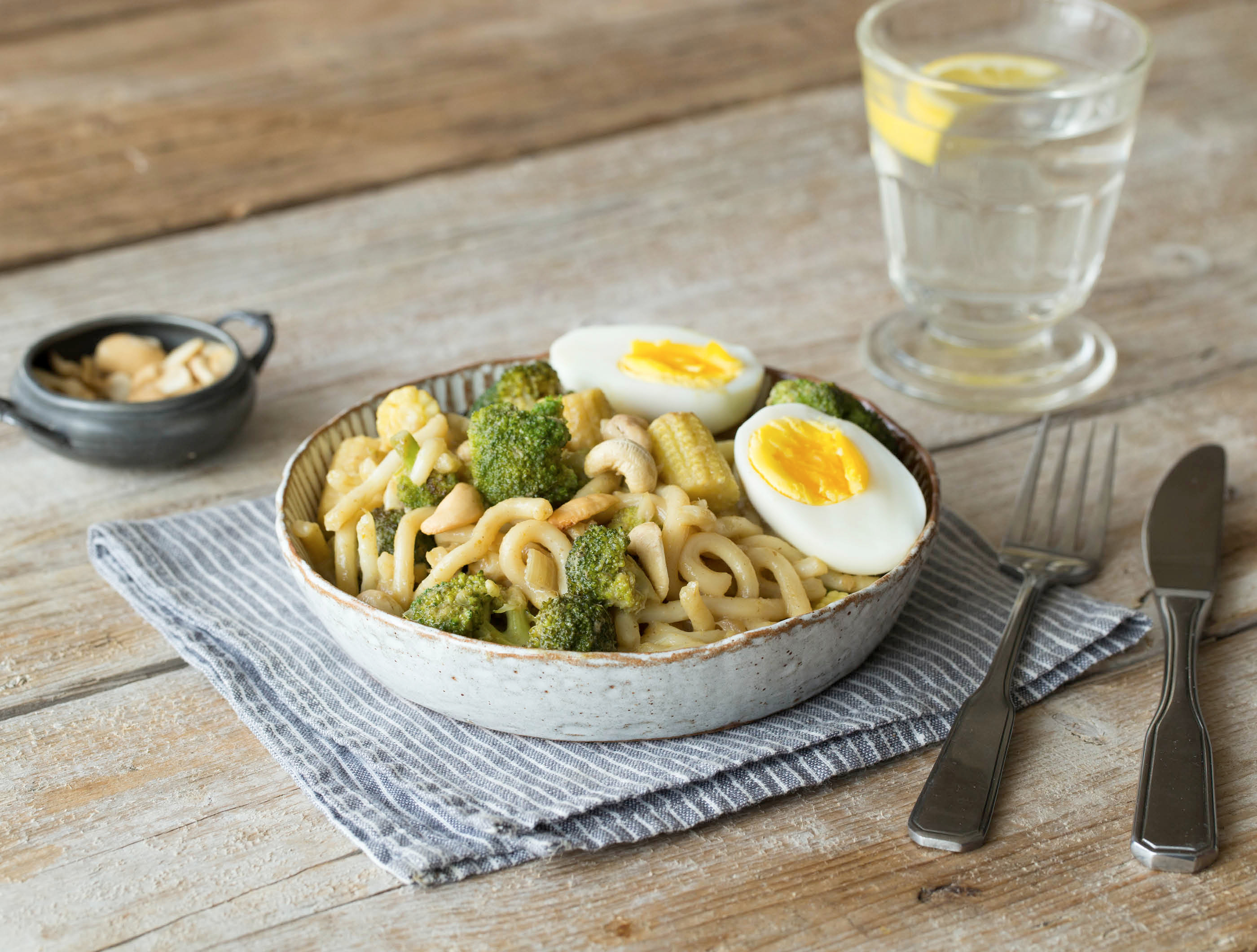 Groene curry met broccoli, babymaïs en udonnoedels
