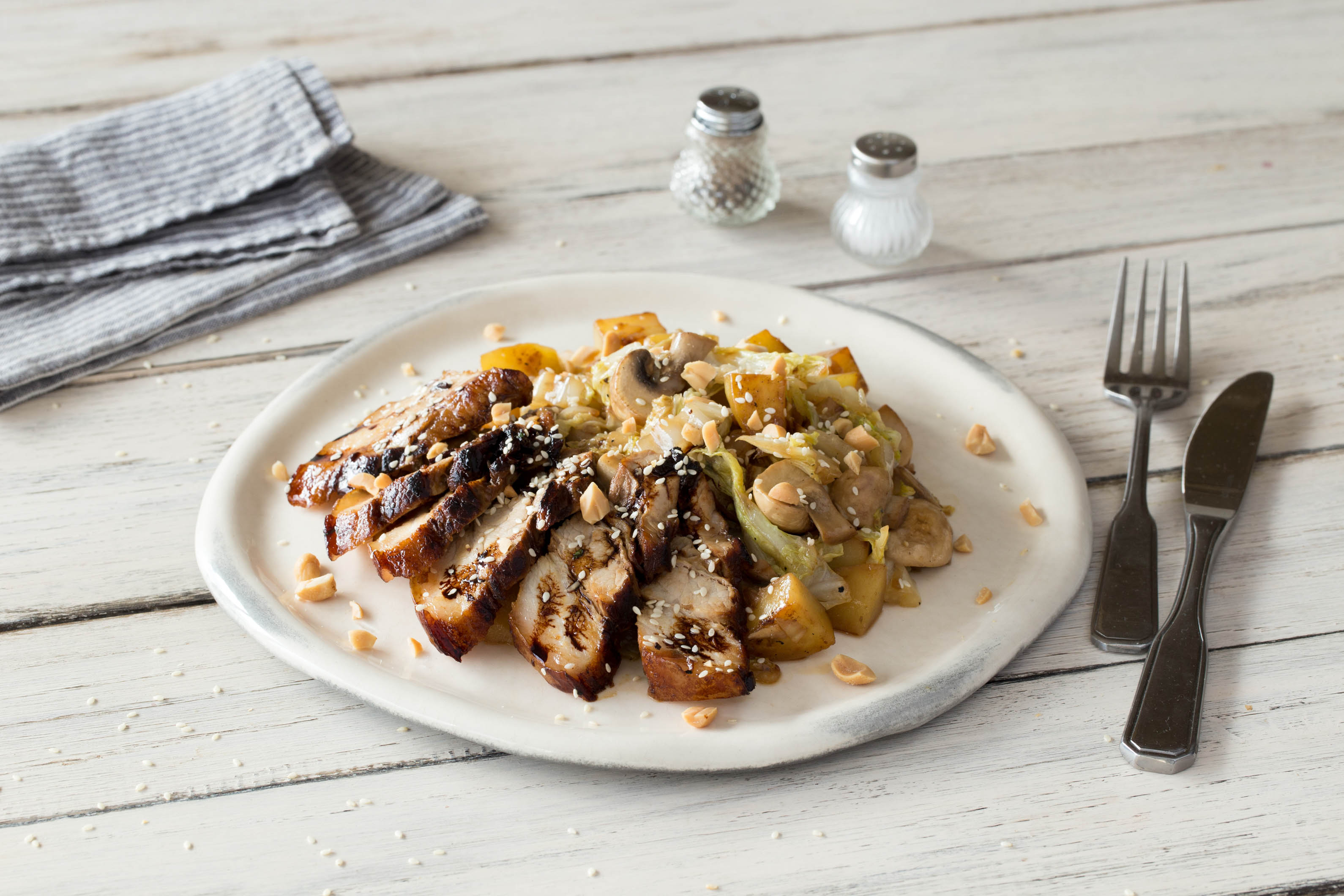 Chinakohl-Champignons-Gemüsepfanne mit asiatisch marinierten Schweinebauchstreifen