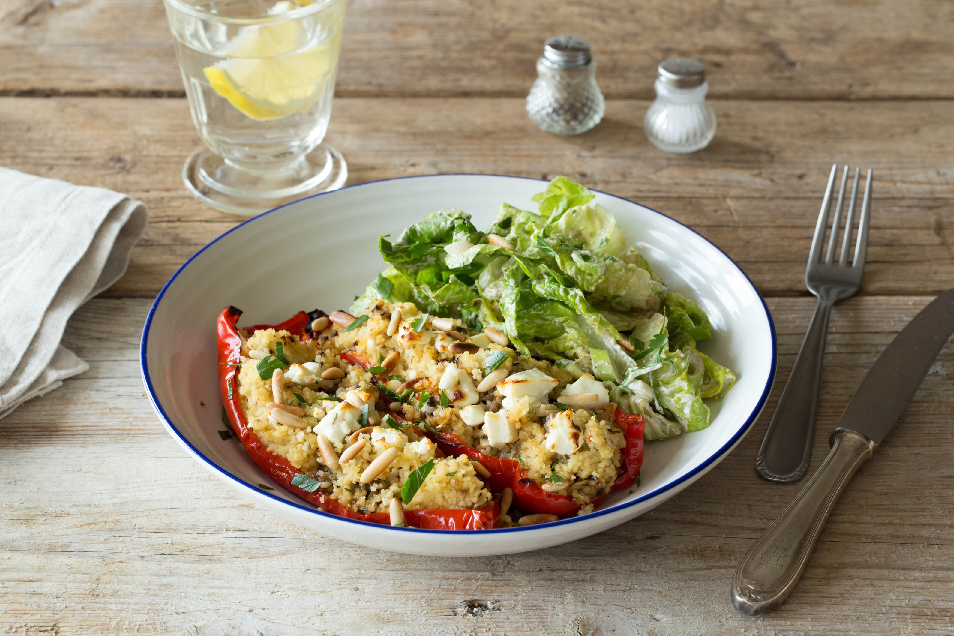Leckere Spitzpaprika, herzhaft gefüllt mit Champignons-Thymian-Couscous