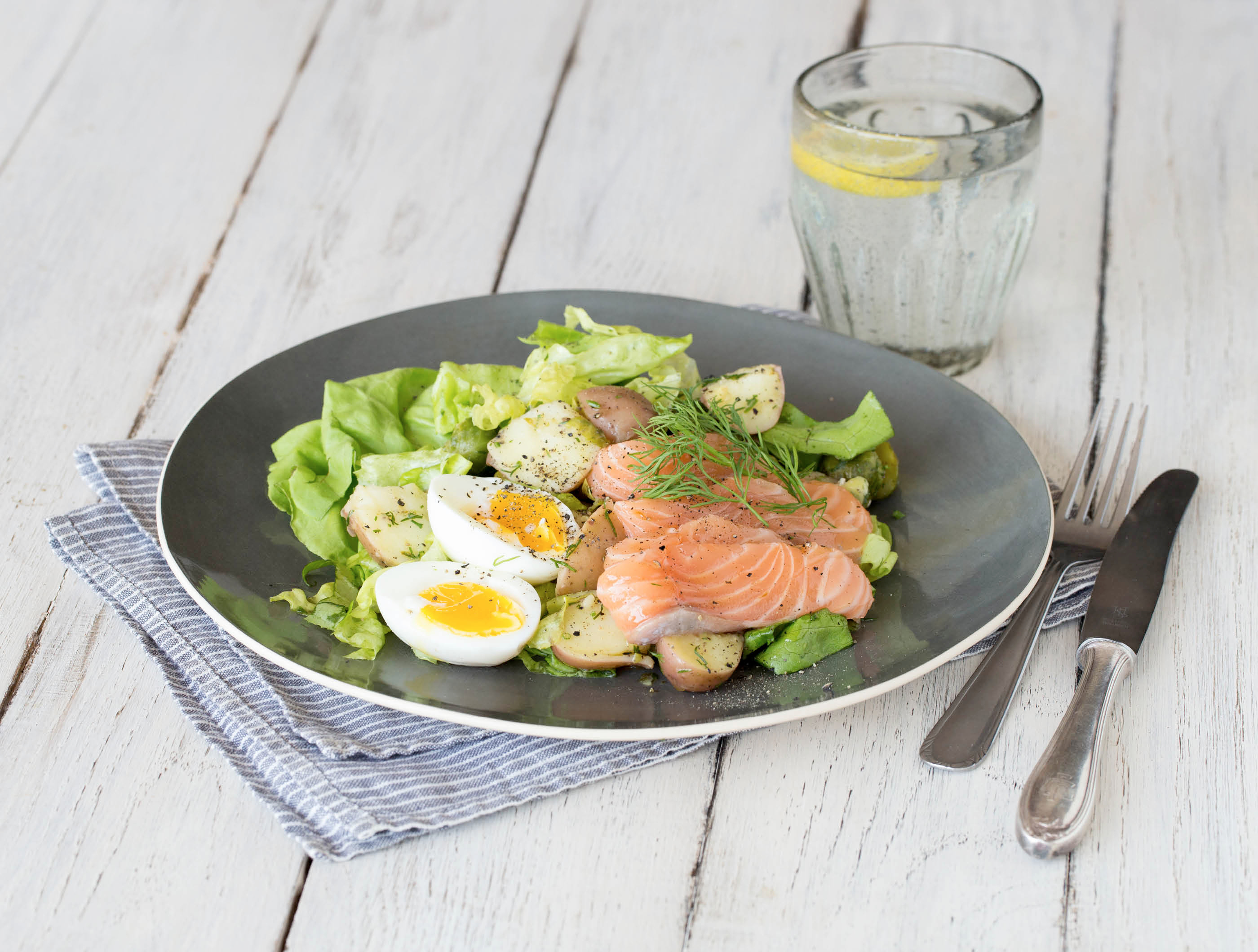 Salade met gerookte zalm, spruiten, ei en aardappelen
