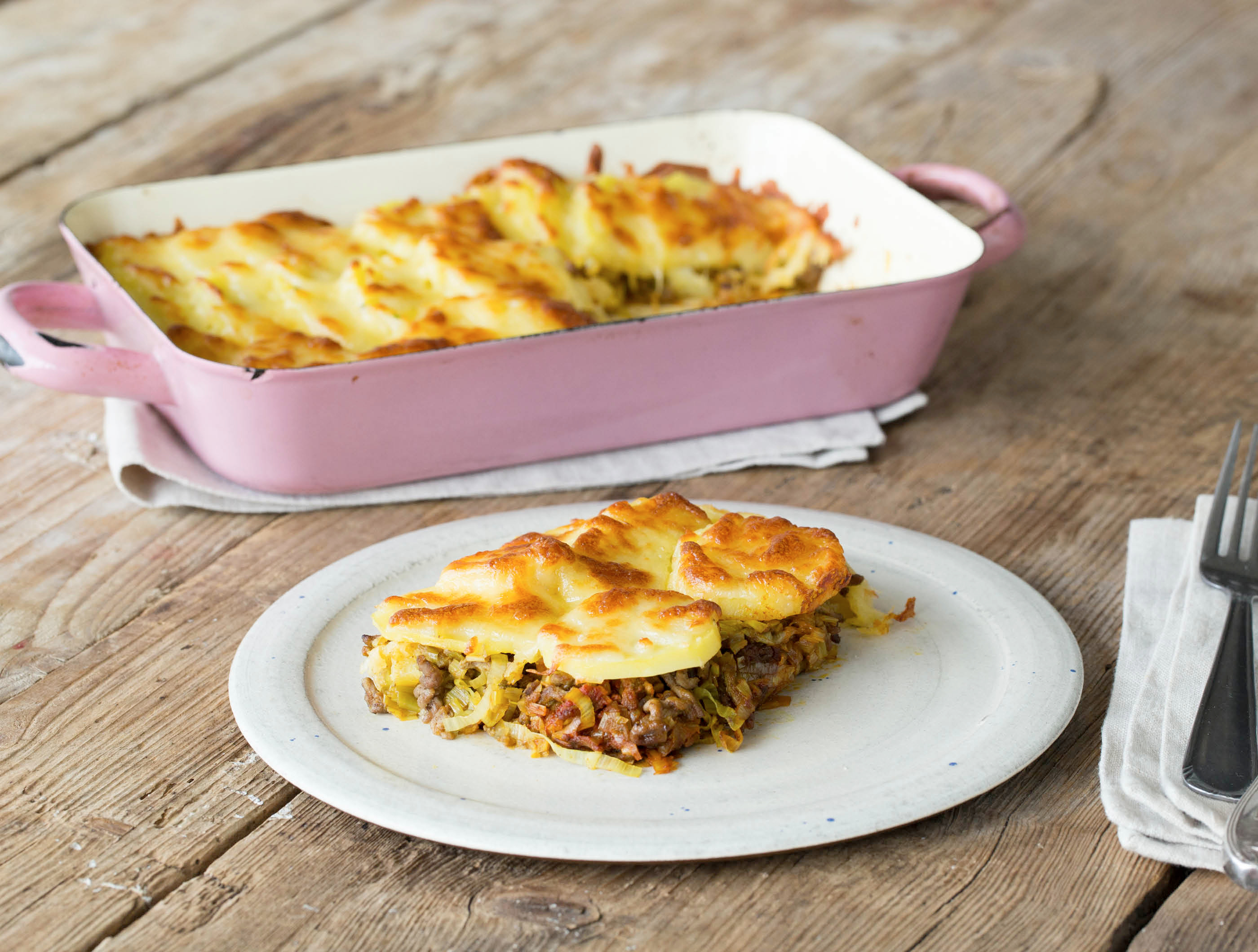 Gehakt-preischotel uit de oven met aardappelen en belegen kaas