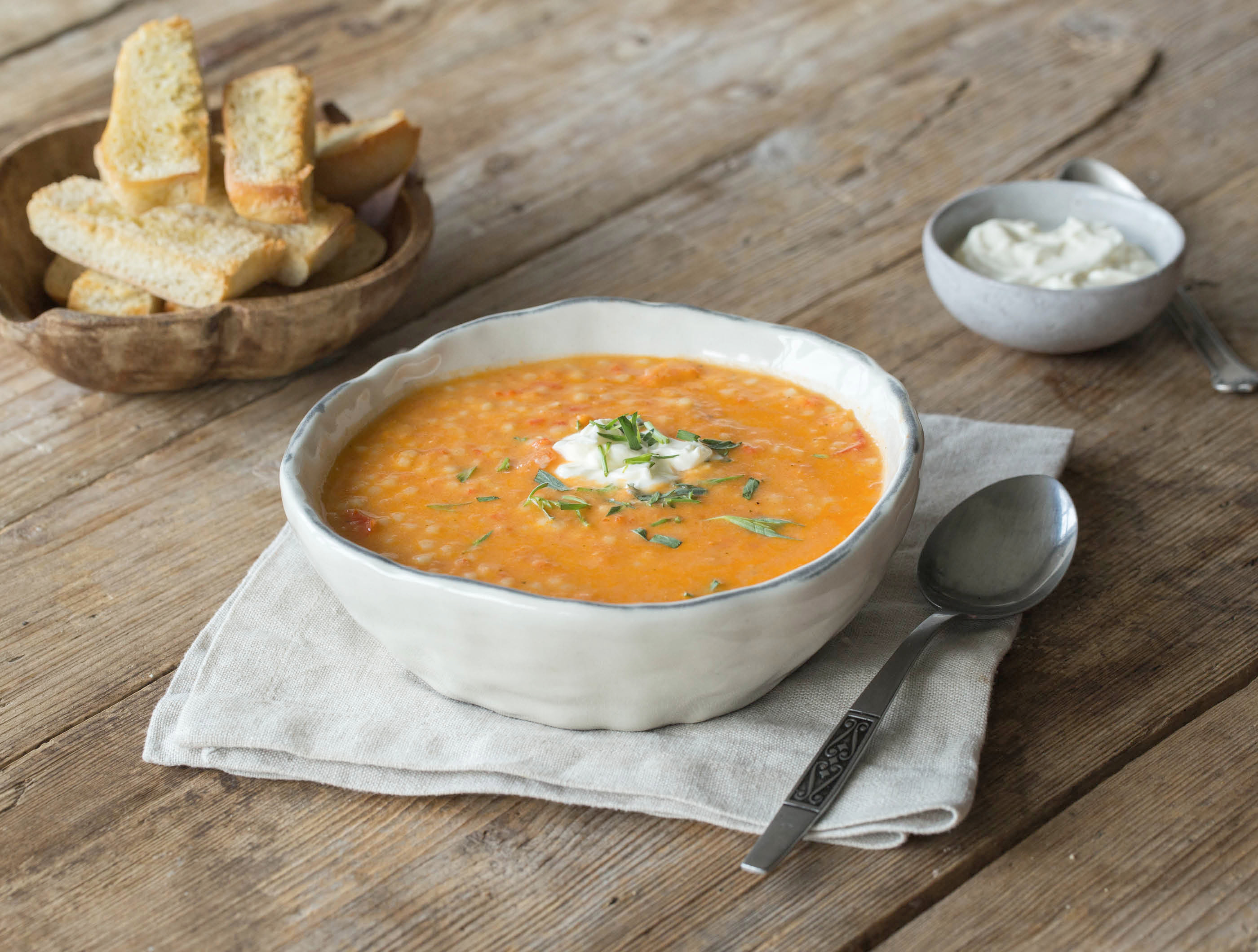 Tomaat-paprikasoep met parelcouscous en knoflook-soepstengels