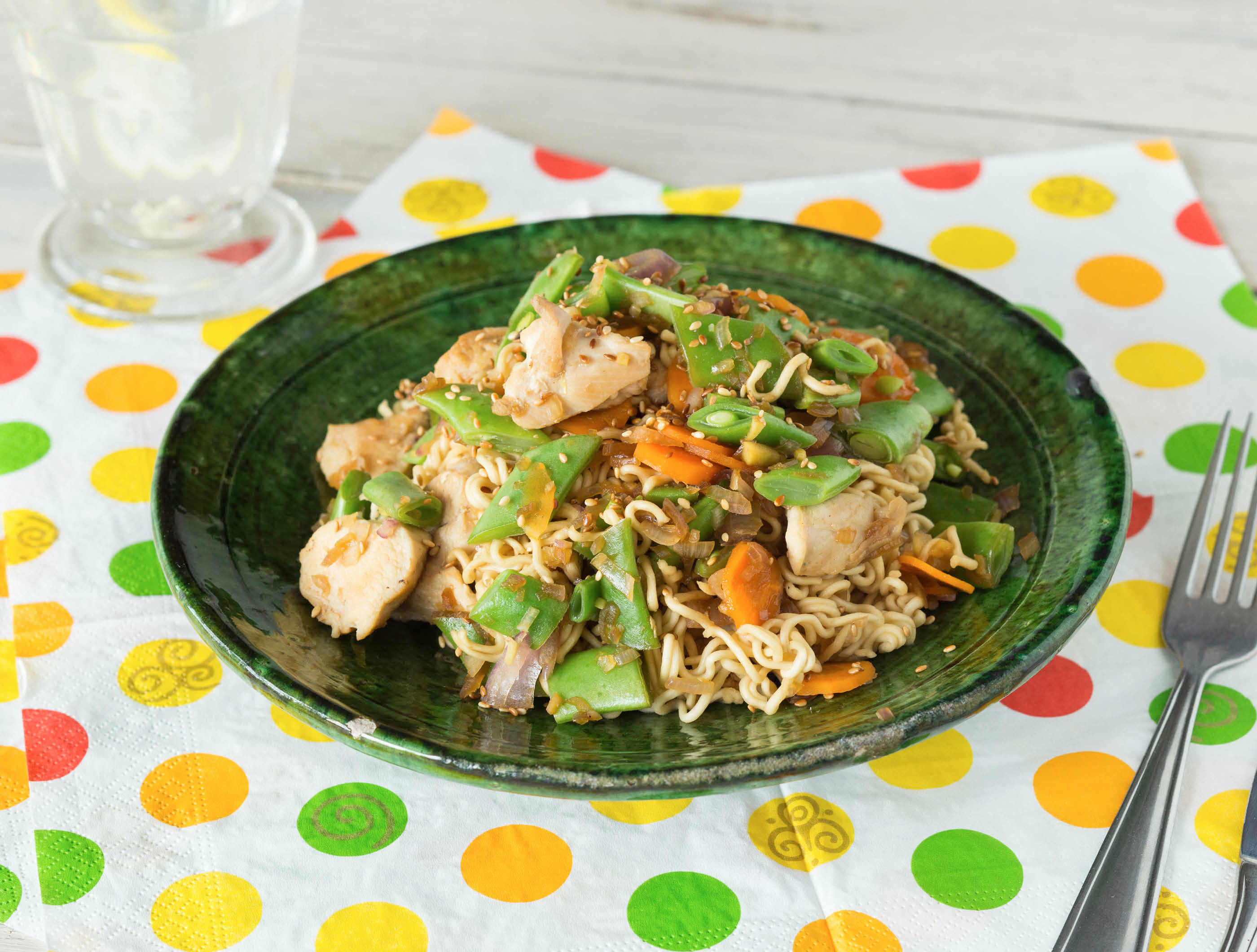 Nouilles orientales au poulet et aux légumes