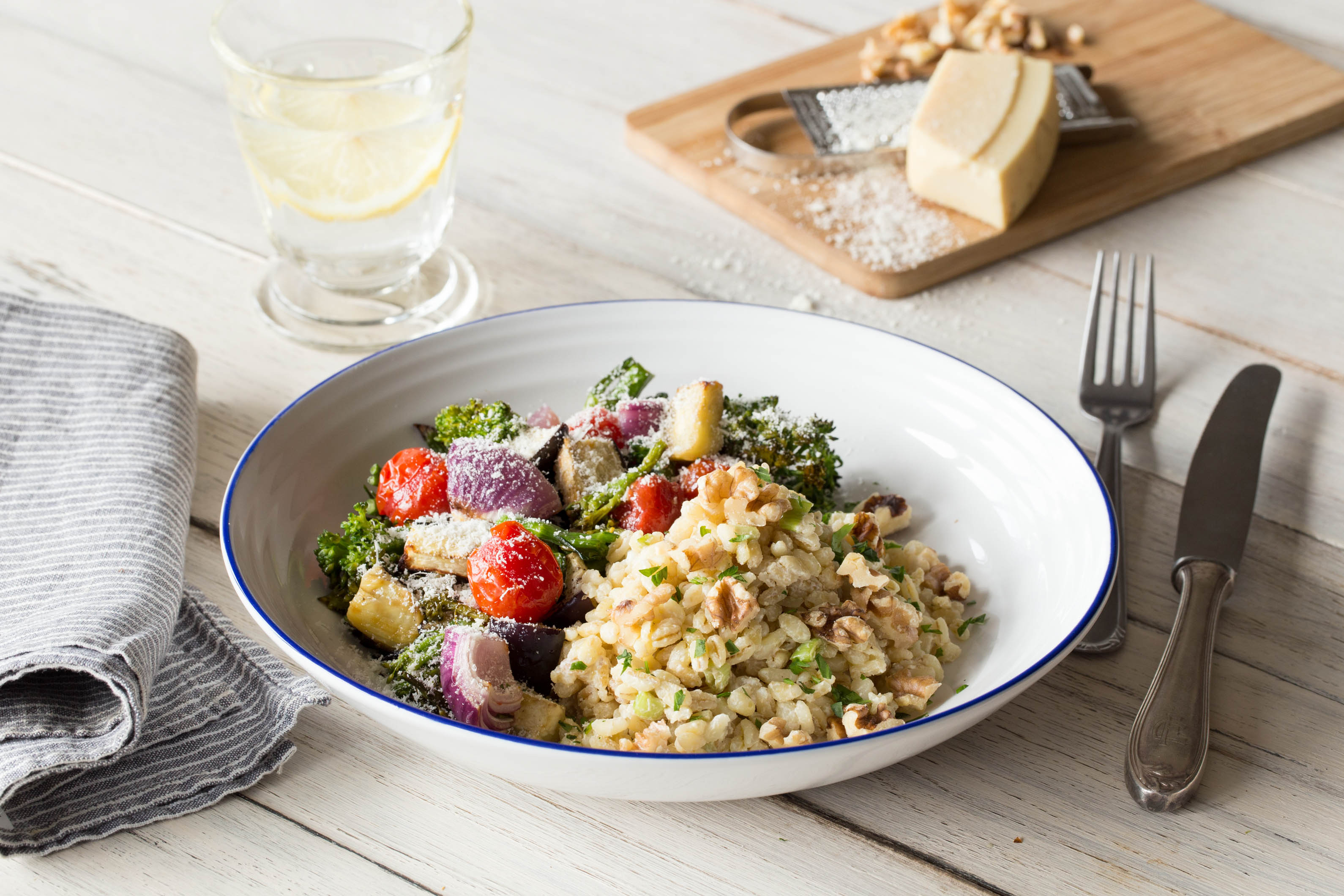 Köstliches Ofengemüse auf cremigem Ebly-Salat