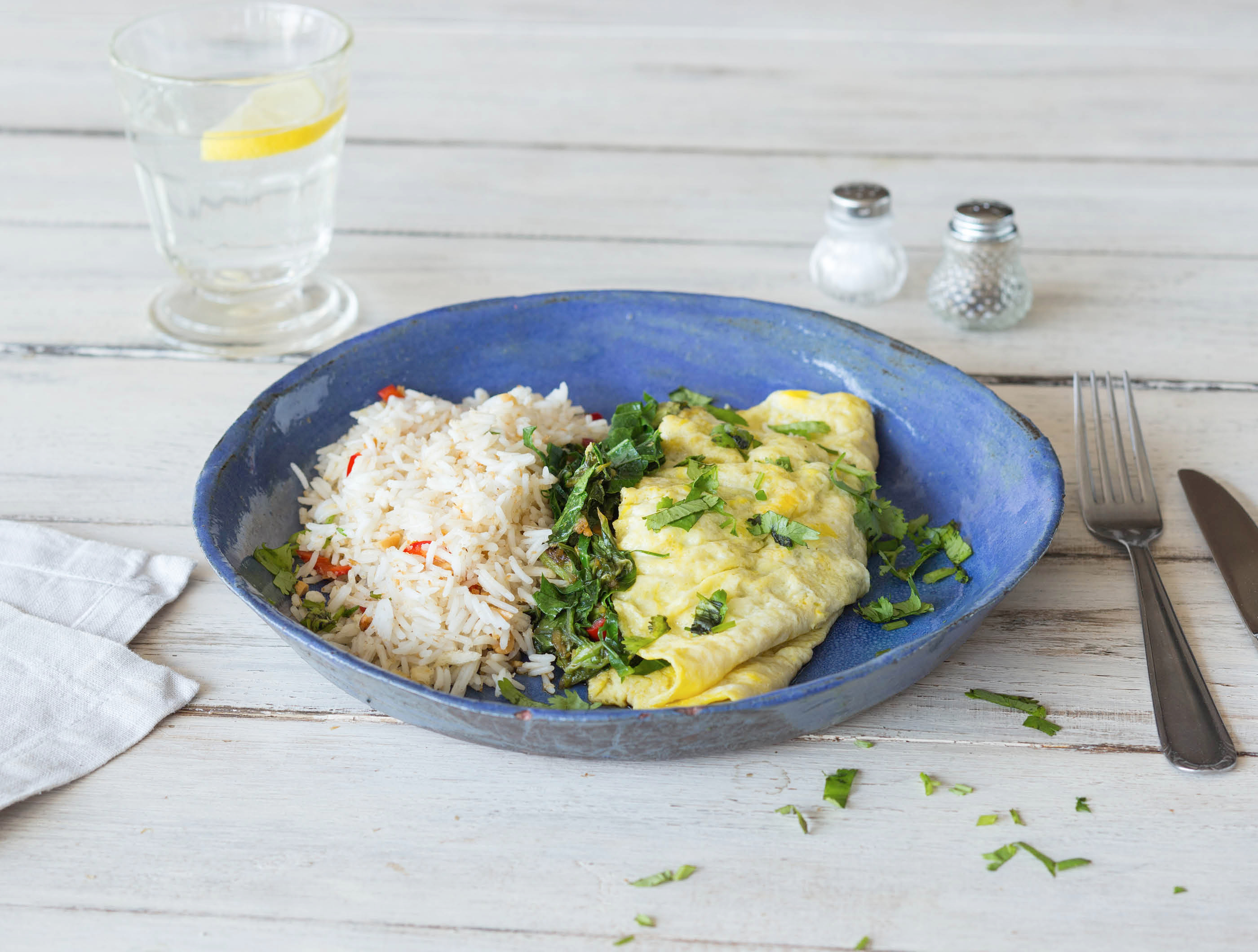 Kokos-pindarijst met Chinese kool en omelet