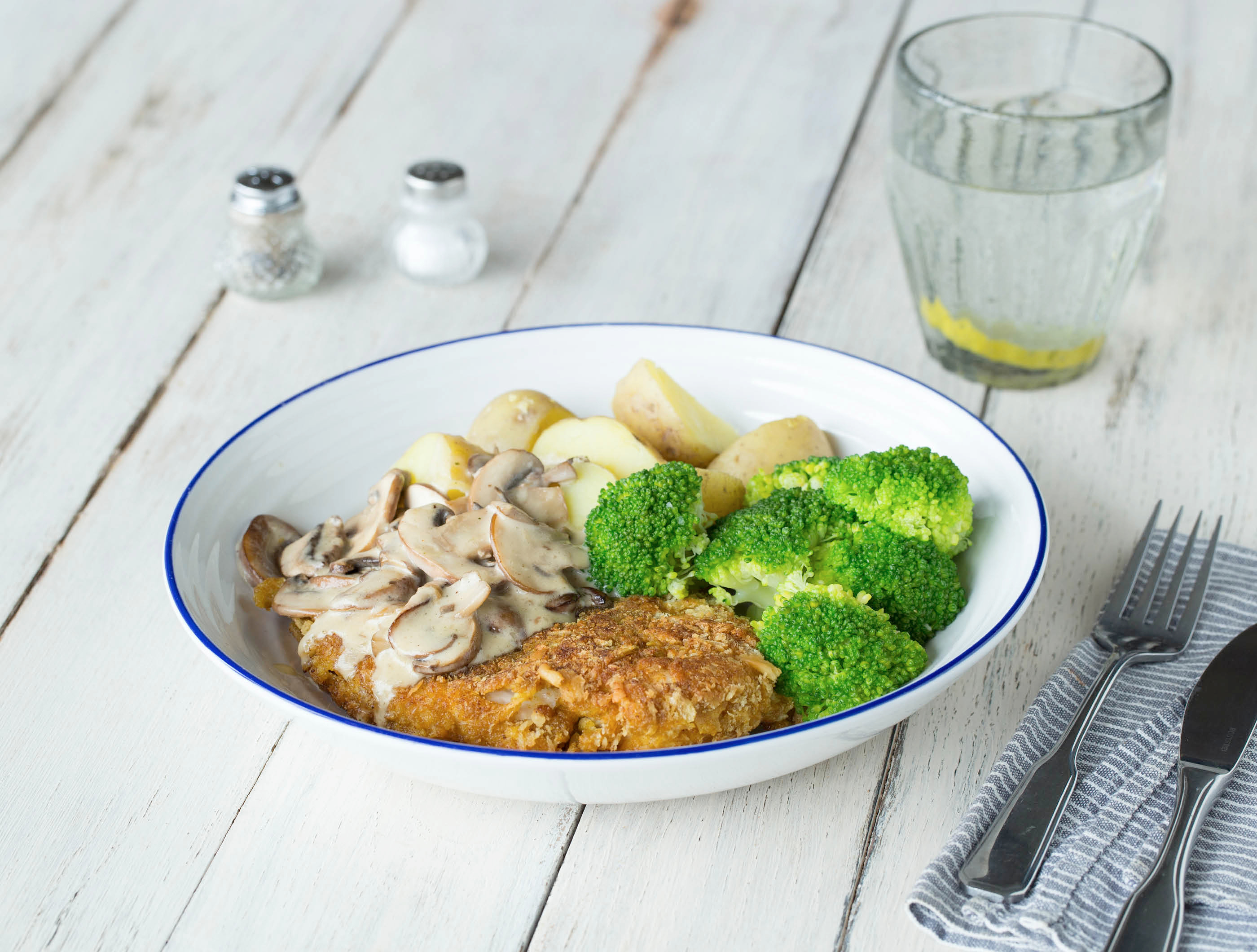 Kipschnitzel met broccoli, paddenstoelenroomsaus en aardappelen