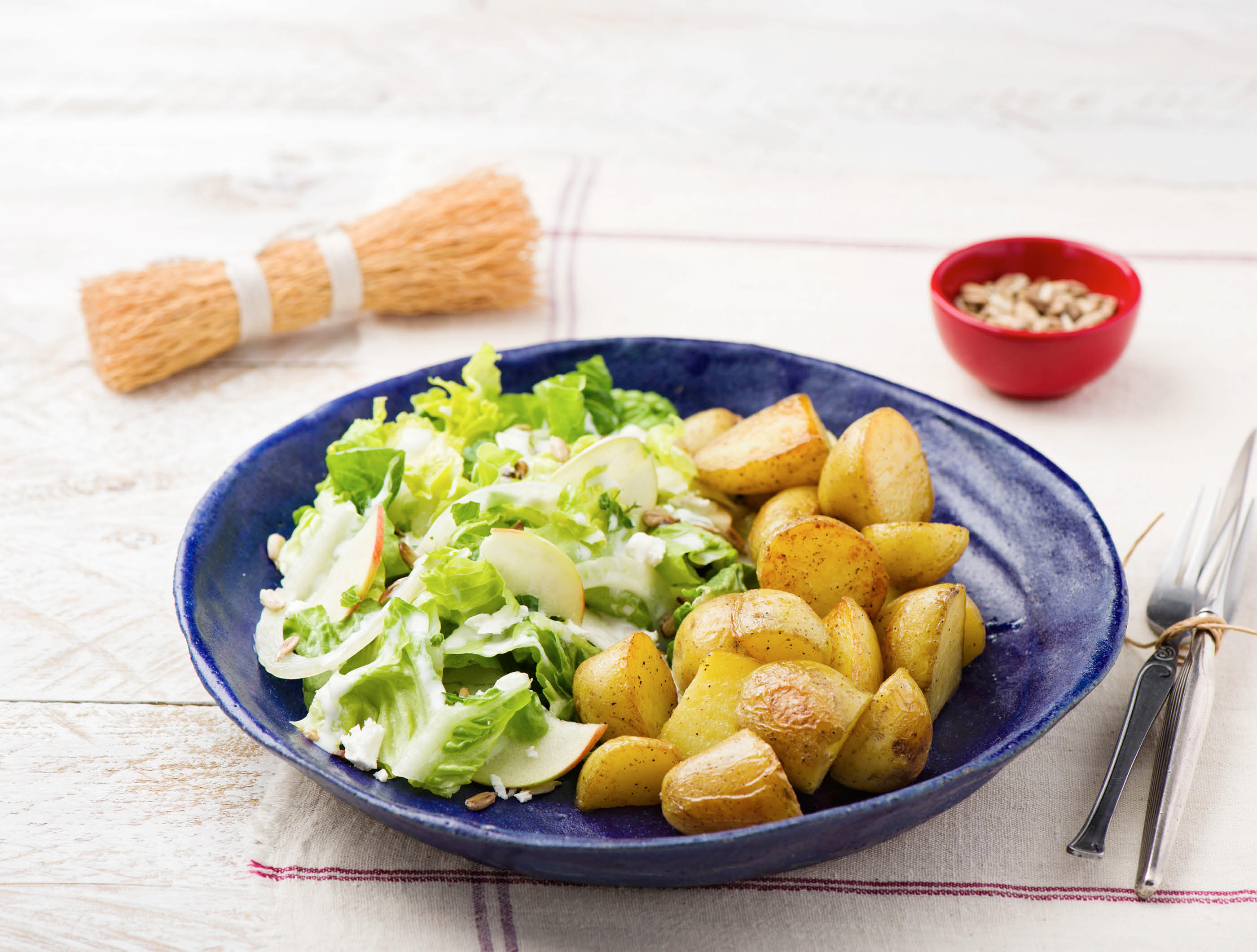 Appel-venkelsalade met feta, verse munt en aardappelen