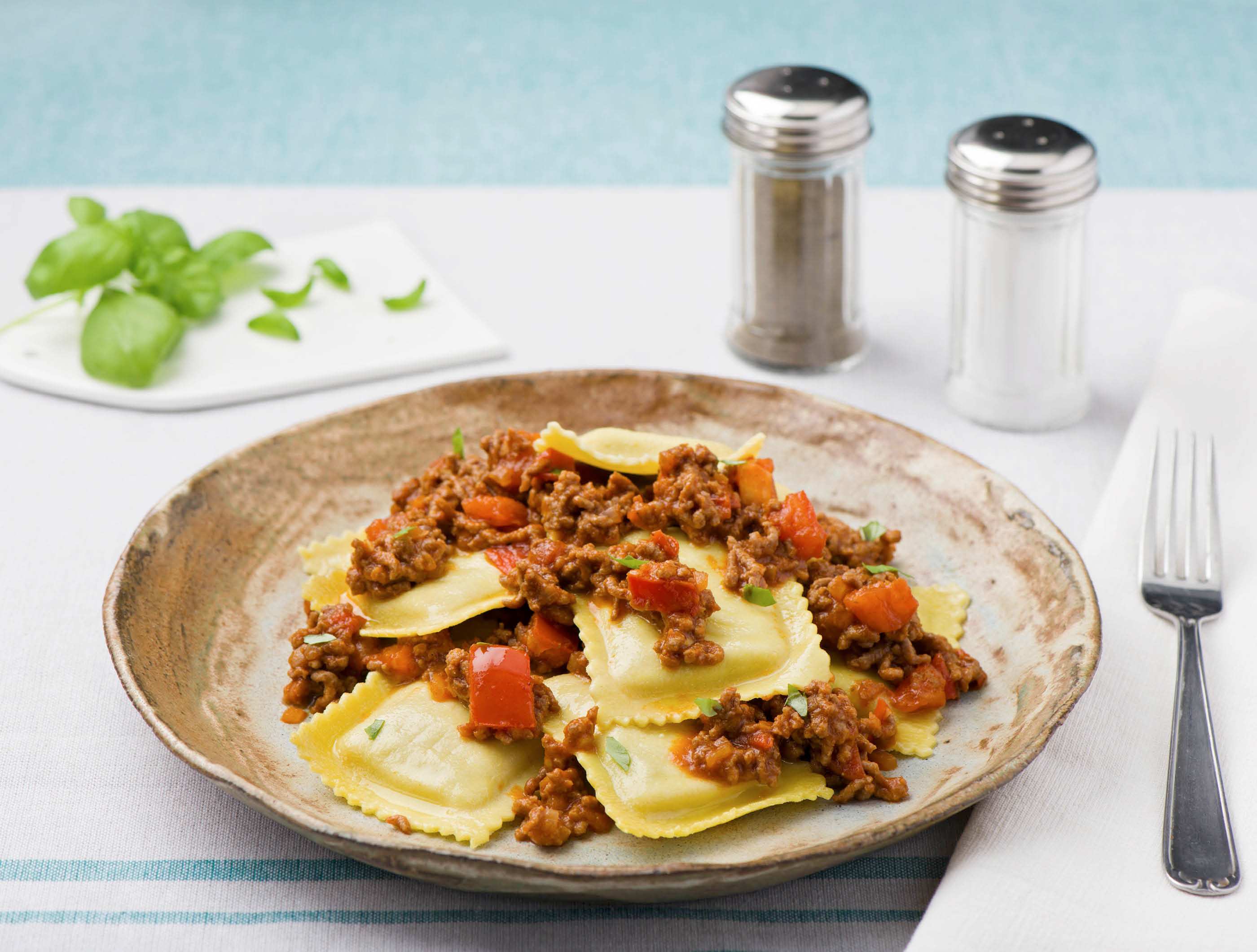 Gevulde pasta met gehakt en rode saus
