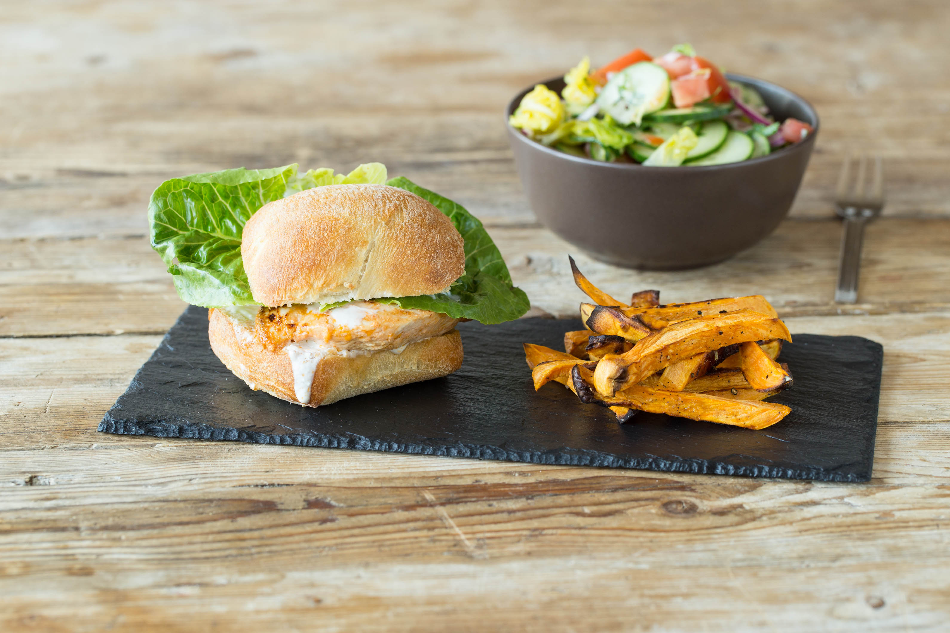 Indische Puten-Tikka-Burger mit Tomaten-Gurkensalat
