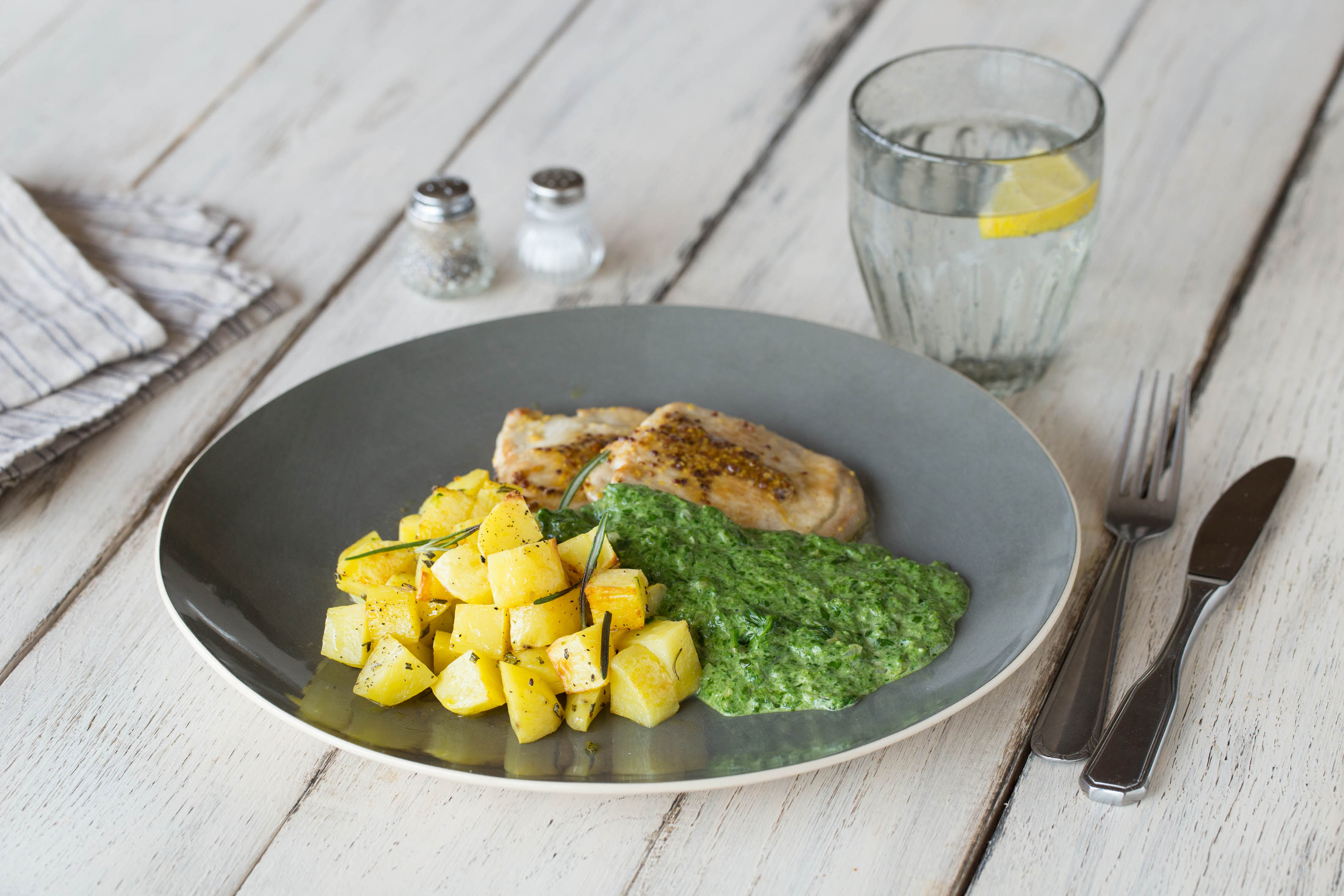Glasierte Schweinelachssteaks mit krossen Rosmarin-Kartoffeln