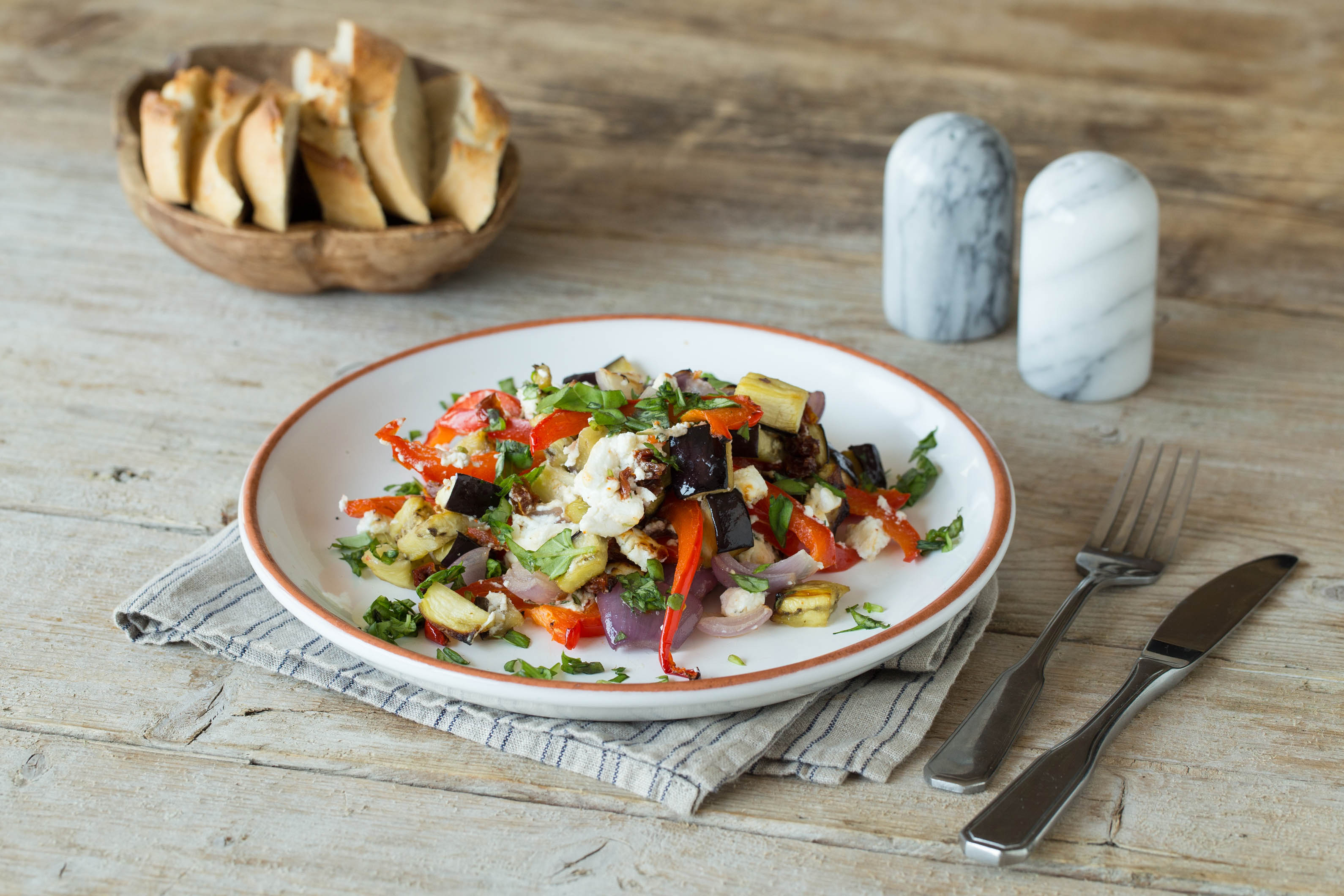 Leckeres Ofen-Gemüse mit Honig-Thymian-Ziegenkäse