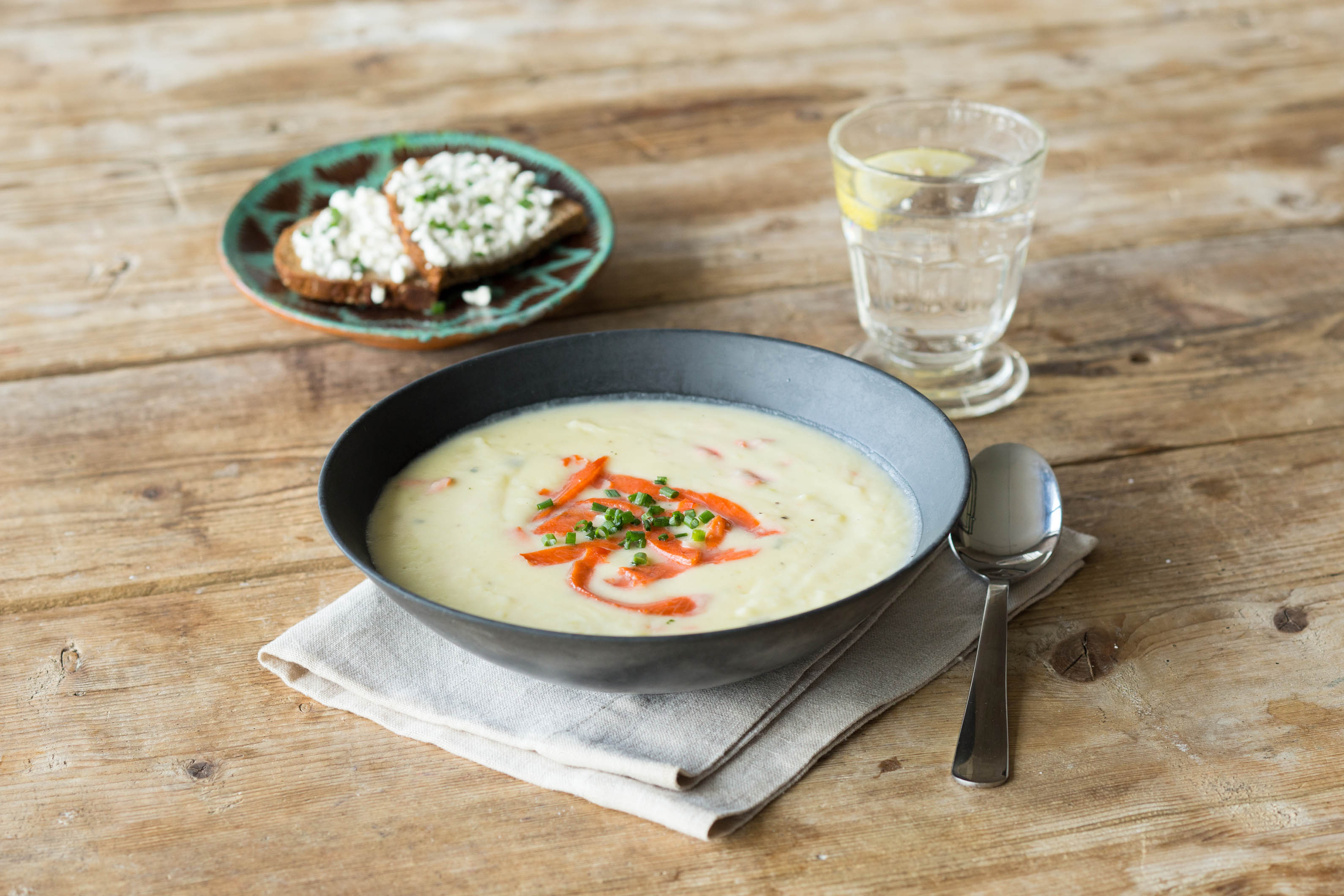 Cremige Porree-Kartoffelsuppe mit Räucherlachs,