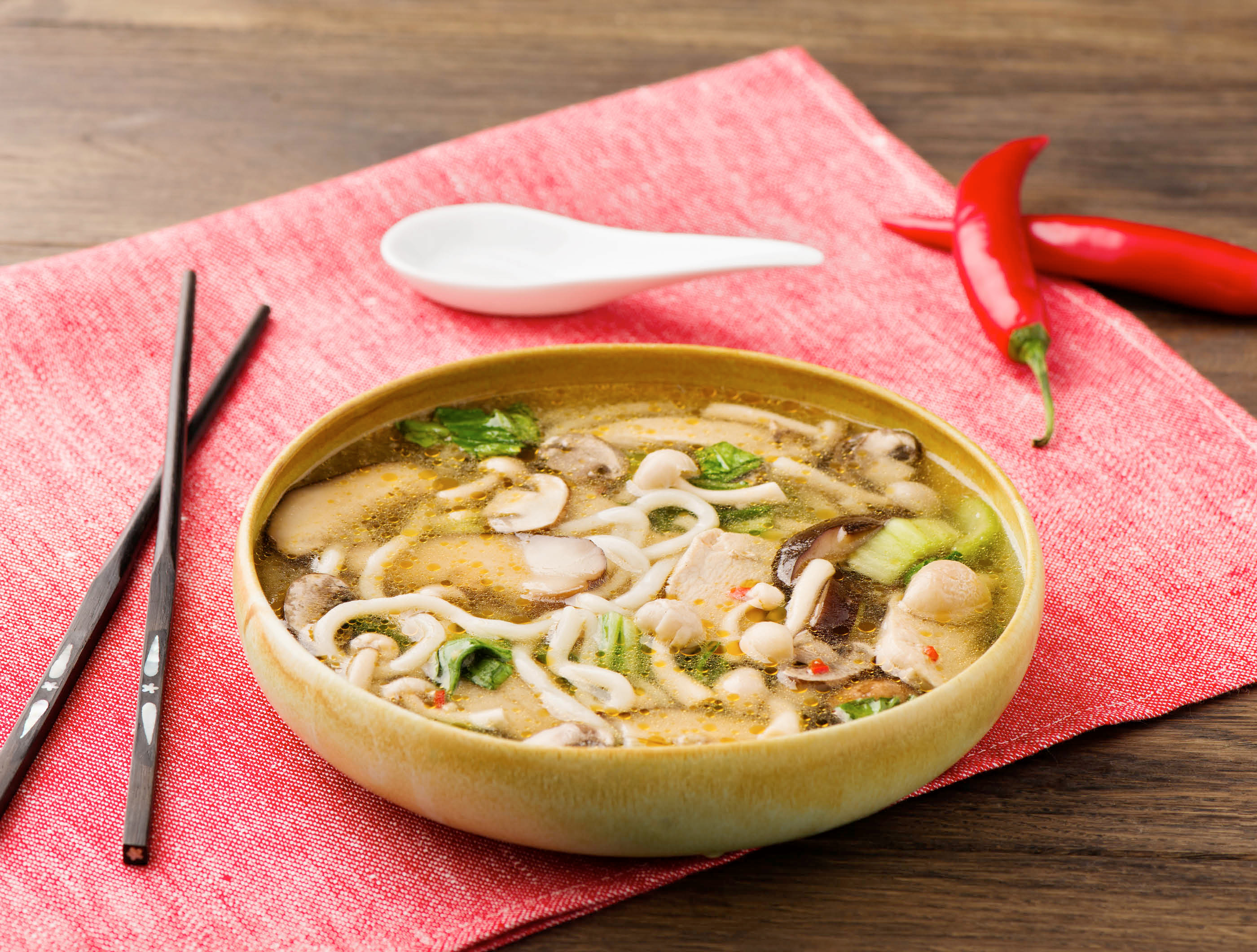 Japanse noedelsoep met kipreepjes en paddenstoelen