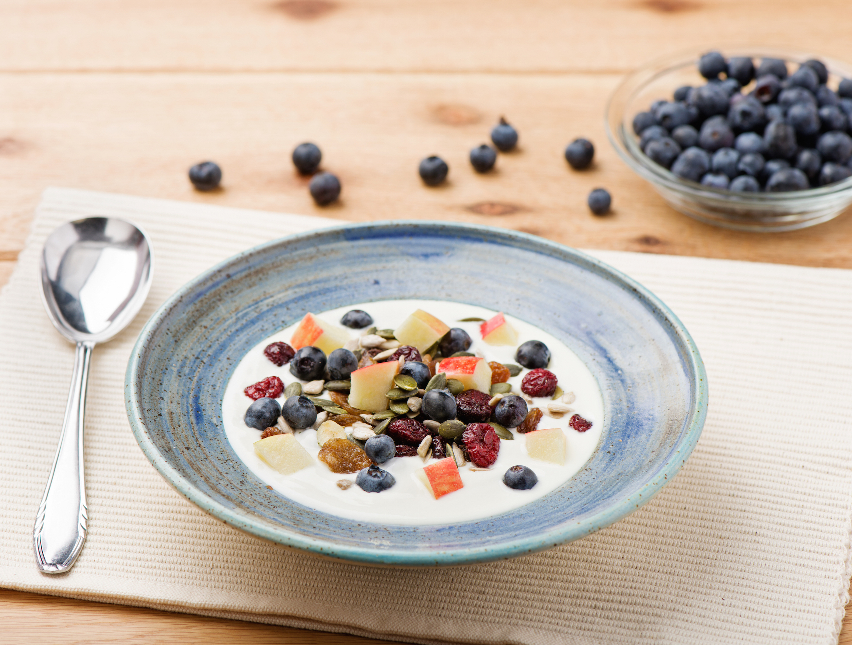 Griekse yoghurt met blauwe bessen, noten-cranberrymix en havermout