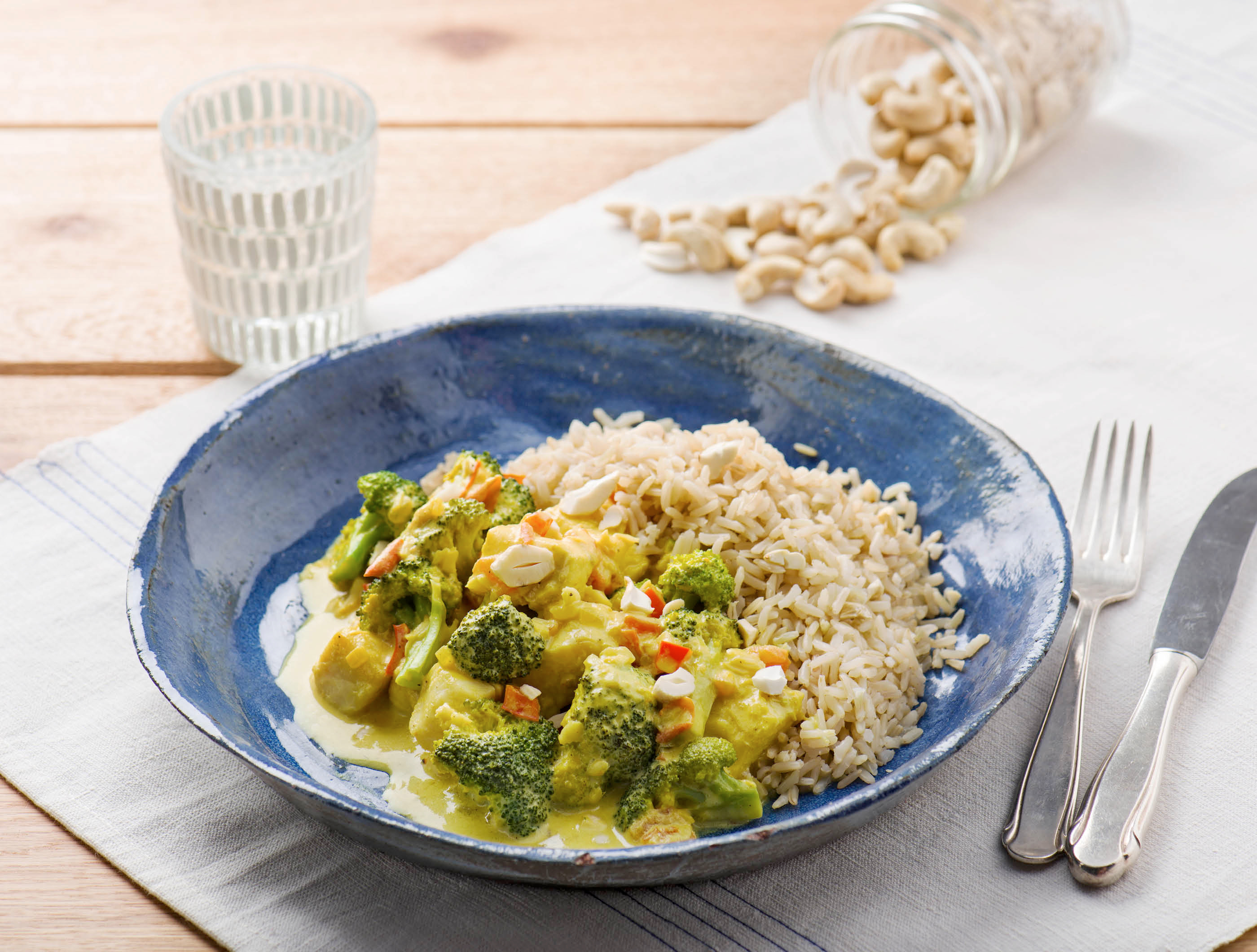 Oosterse visstoof met tomaat, broccoli en rijst