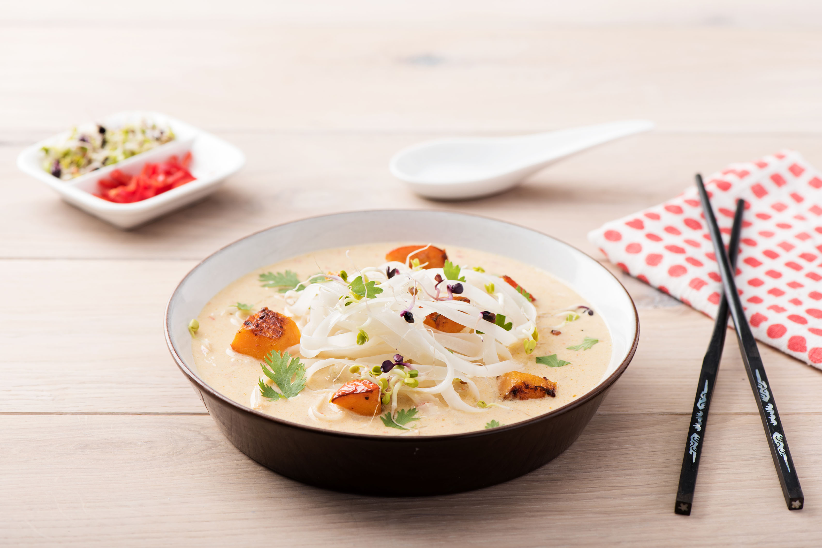 Malaysische Laksa-Nudelsuppe mit Ofen-Kürbis