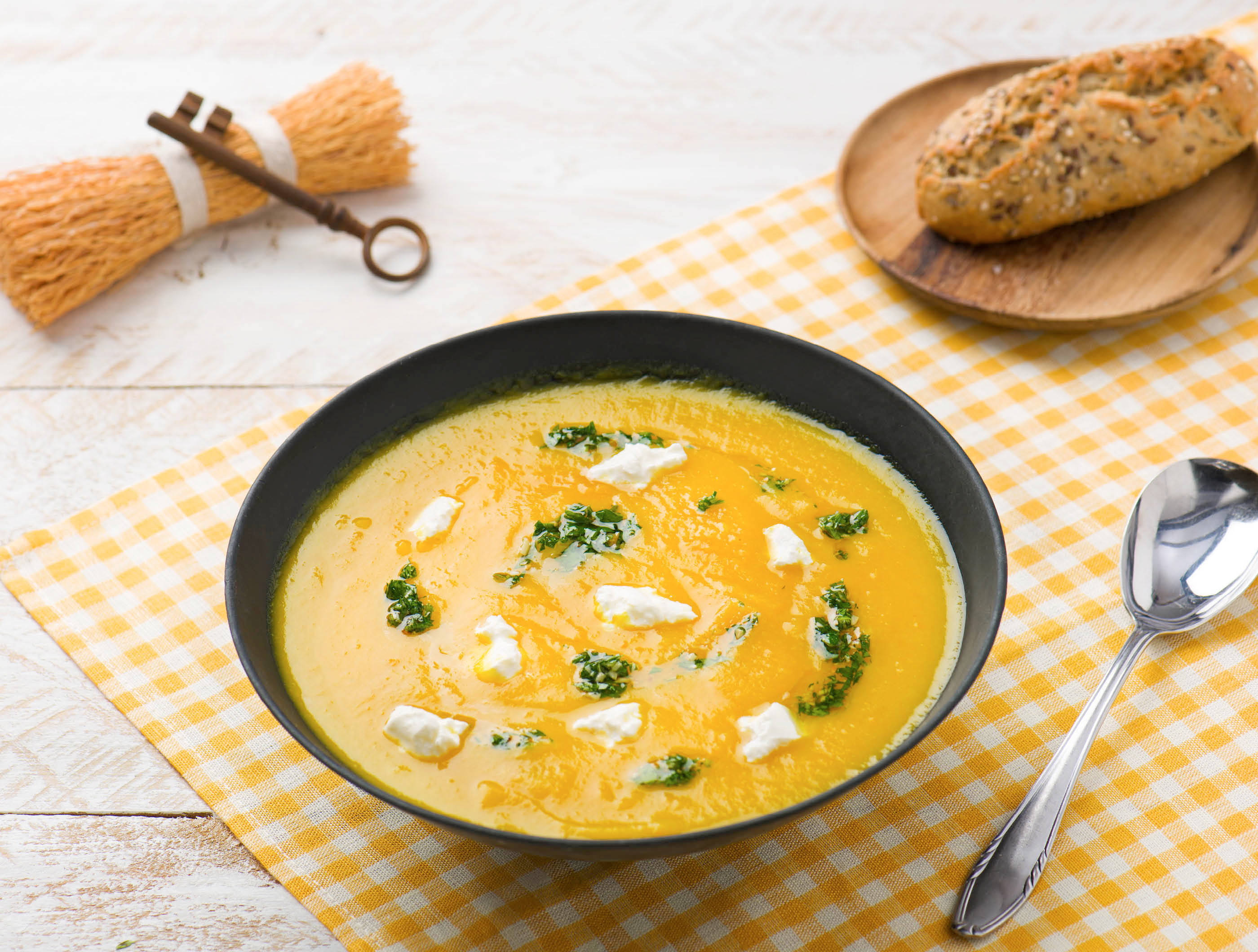 Pastinaaksoep met peen amandel-peterselieolie en baguette